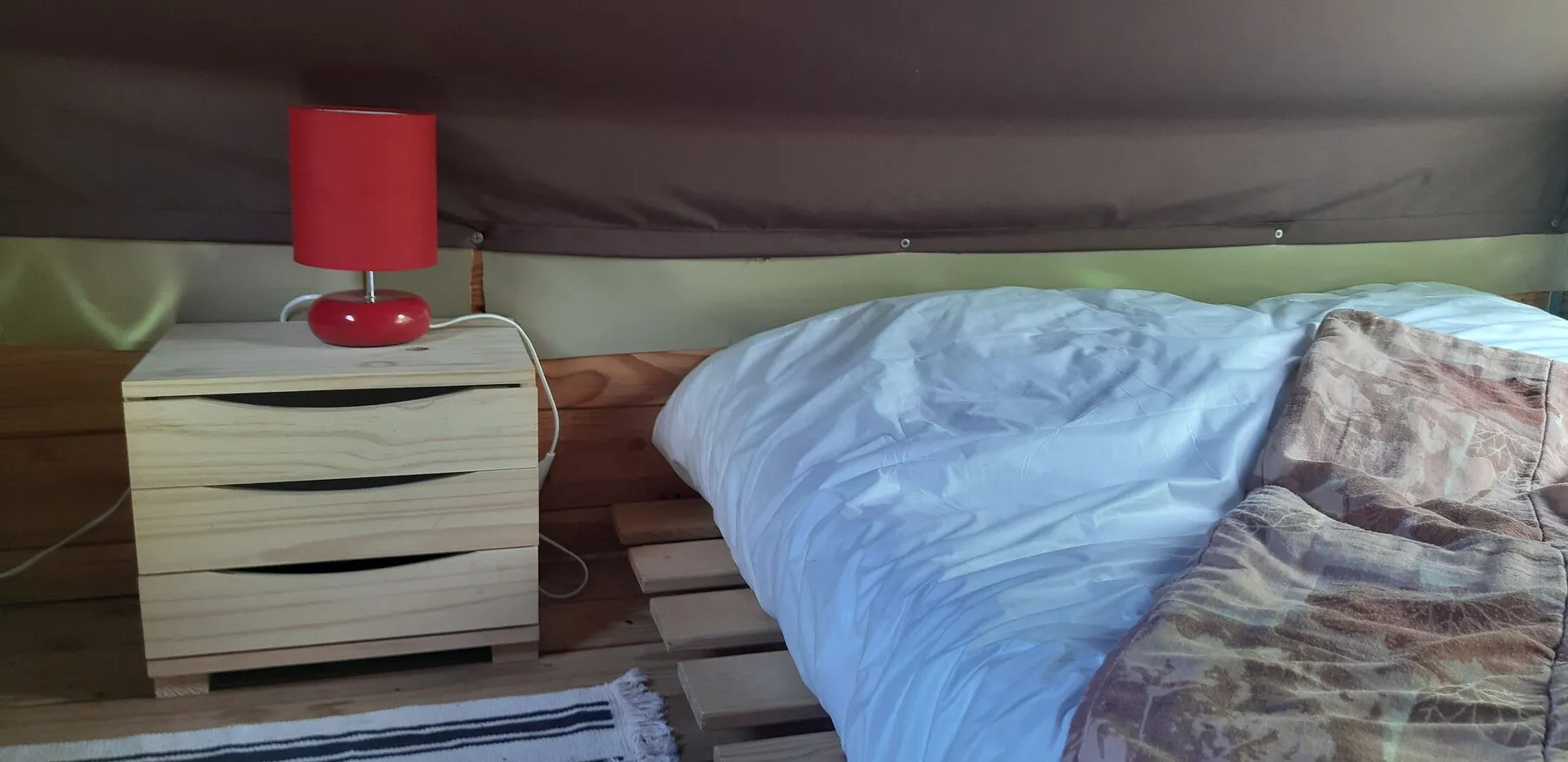 Das Innere des Biwakzelts mit seinem Doppelbett