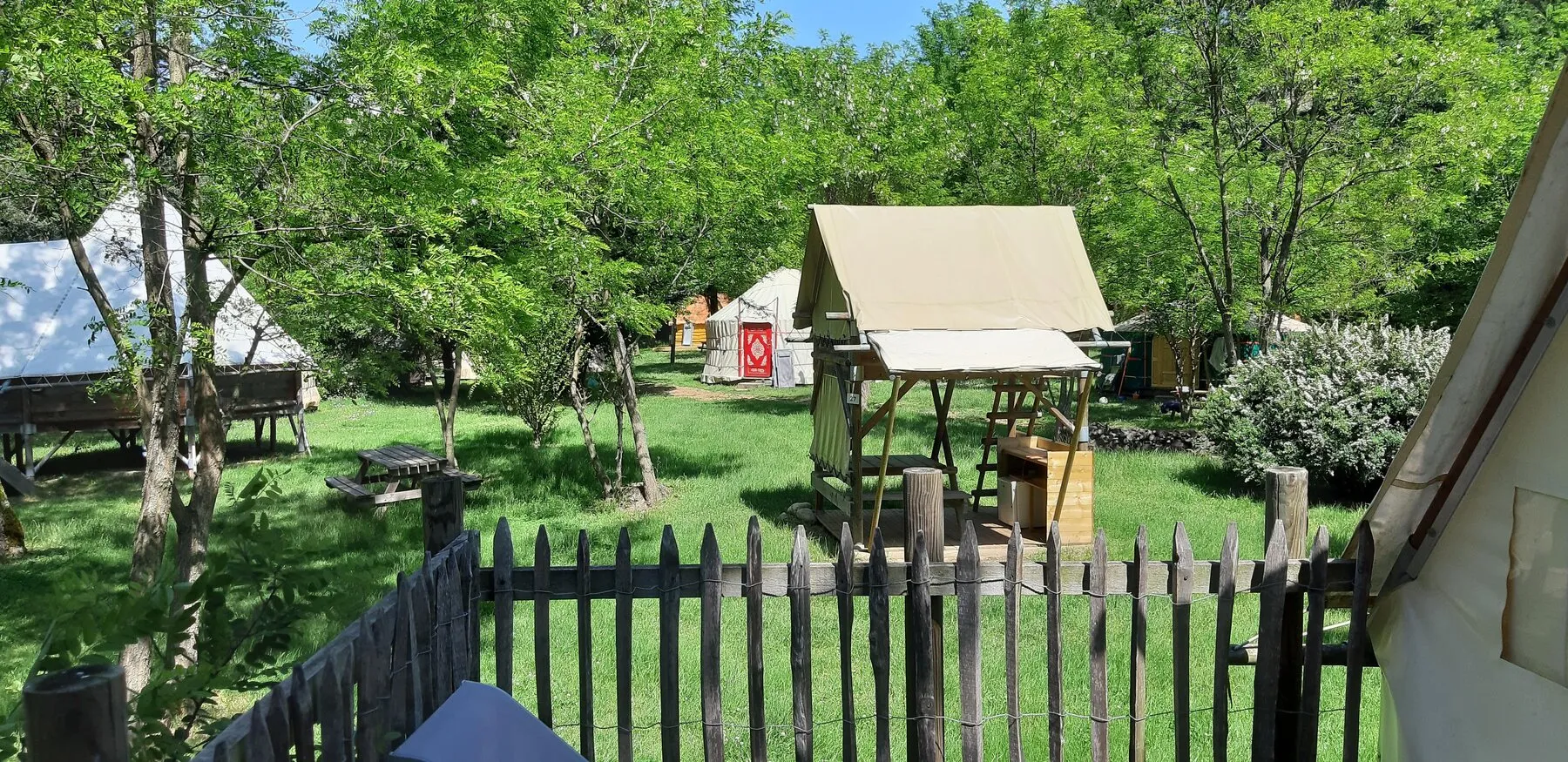 Die Biwakzelte vom Weg des Campingplatzes aus gesehen