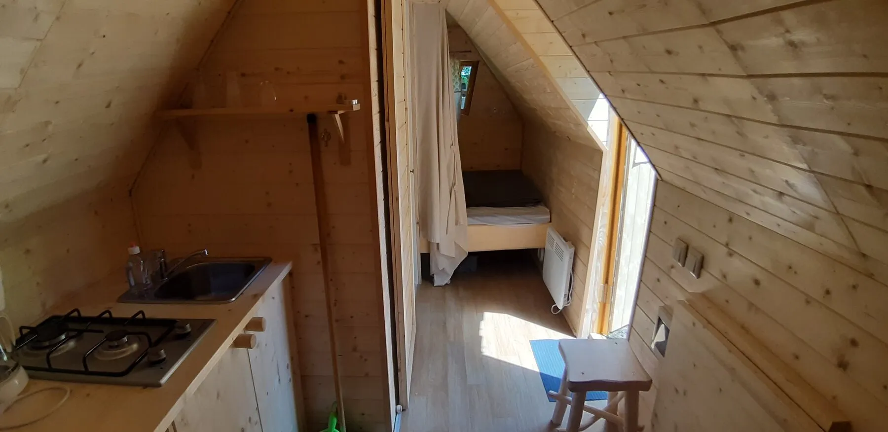 Die ganz aus Holz gefertigte Küchenecke der verzauberten Hütte