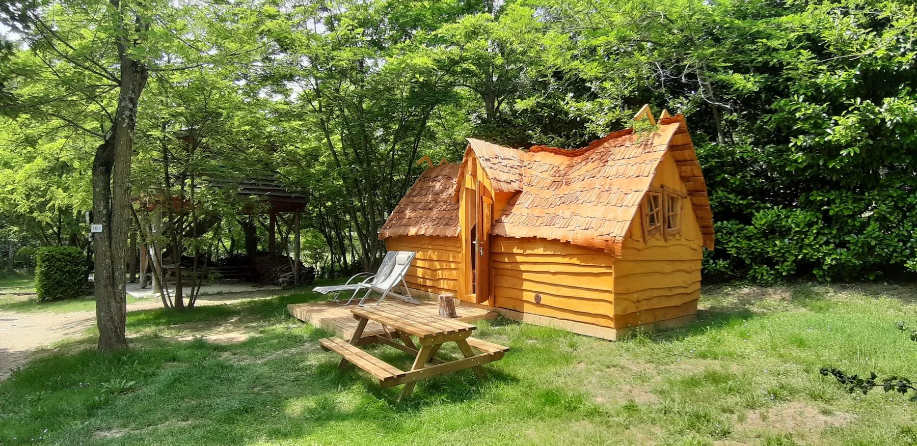 Die verzauberte Hütte von vorn
