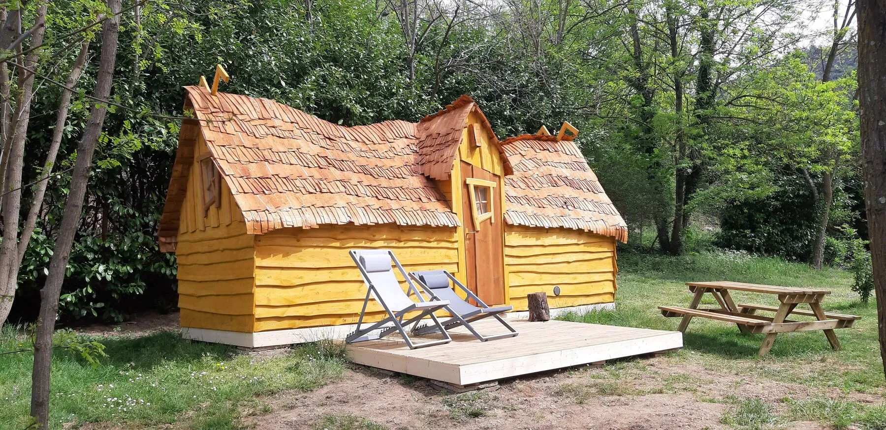 Die verzauberte Hütte und ihr schiefes Dach aus Holzschindeln
