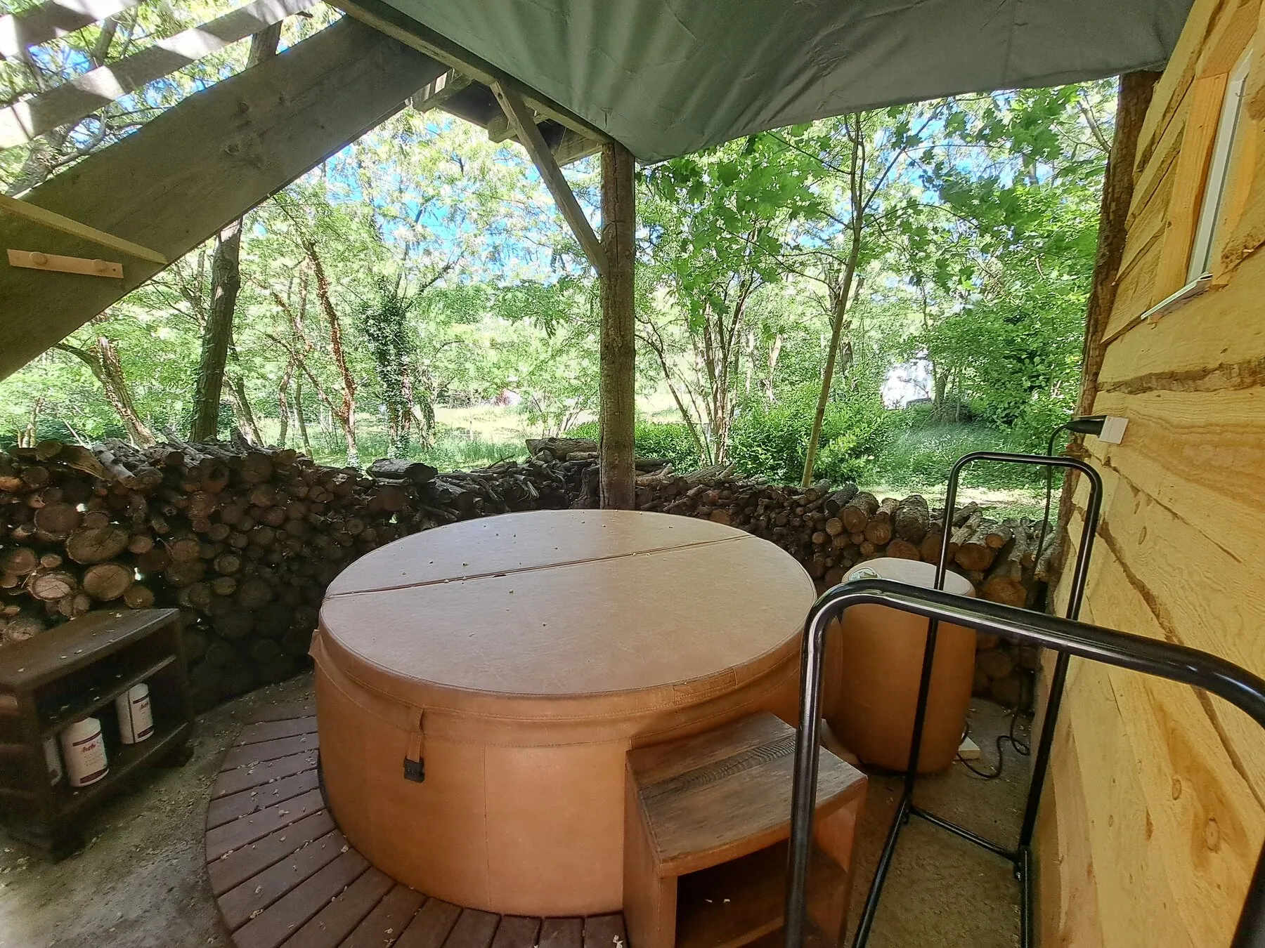 Der hölzerne Badezuber auf der Terrasse des Baumhauses