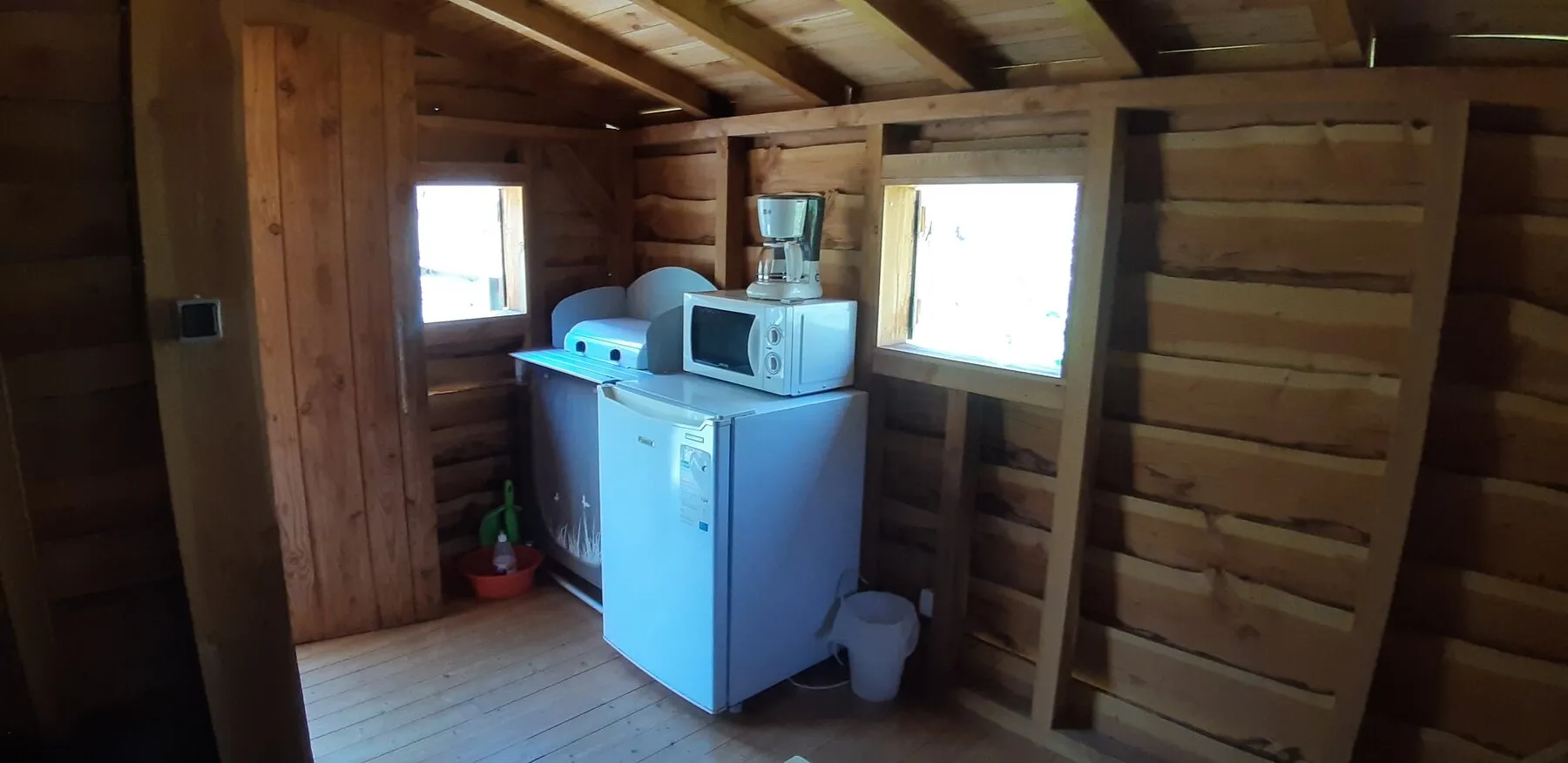 Die Küchenecke des Baumhauses, mit Kühlschrank und Mikrowelle