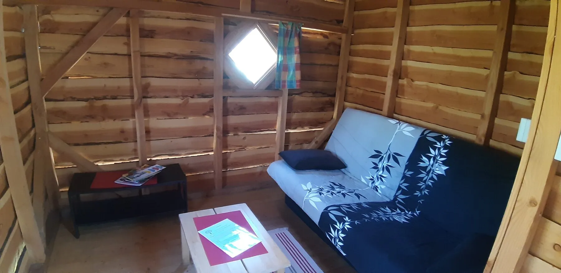 Die Sitzecke des Baumhauses mit ihrem Sofa