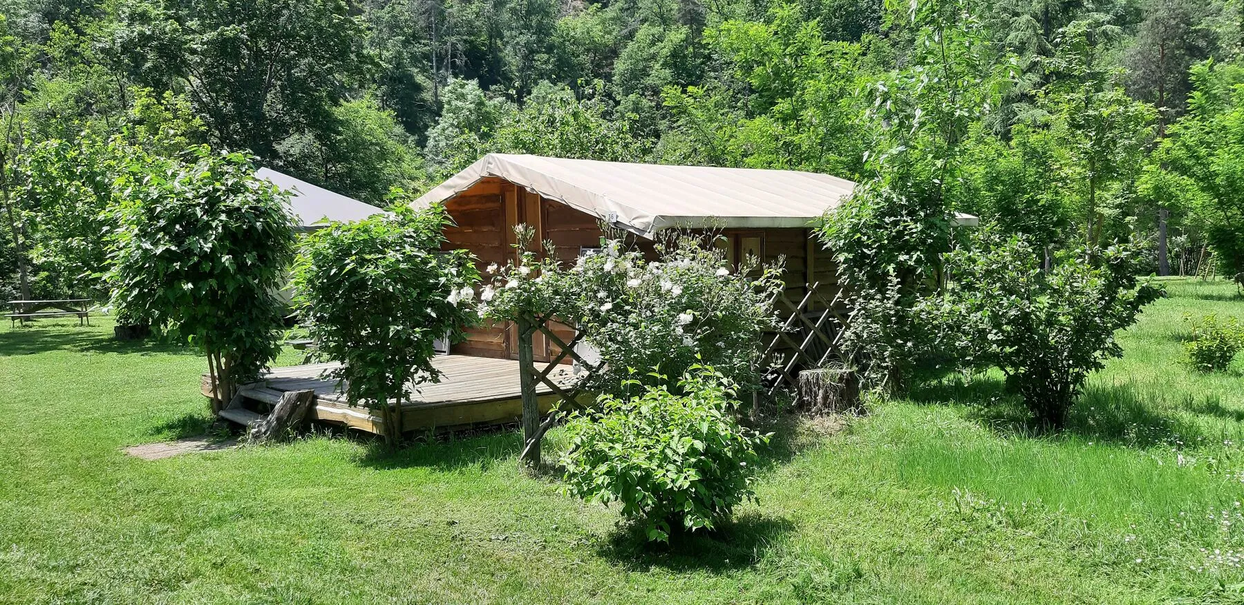 Die Trapperhütte auf Stellplatz 36