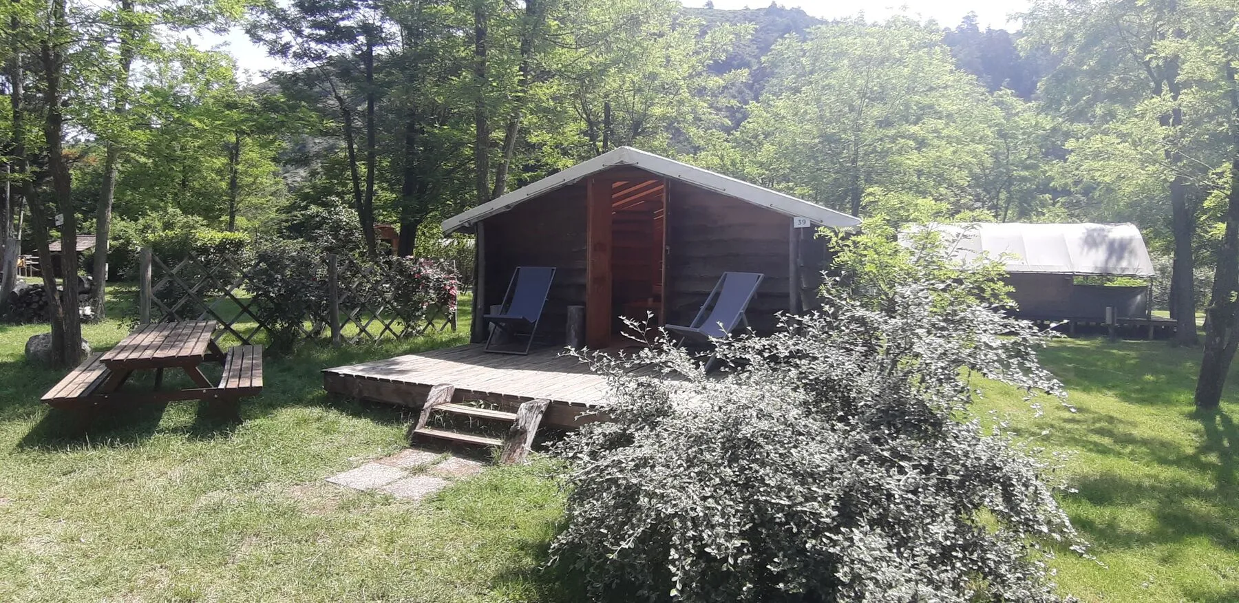 Die Trapperhütte auf Stellplatz 39