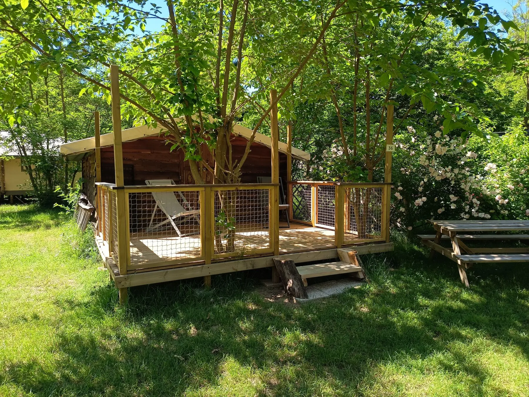 Eine Trapperhütte aus rohem Holz mit Rindenkanten