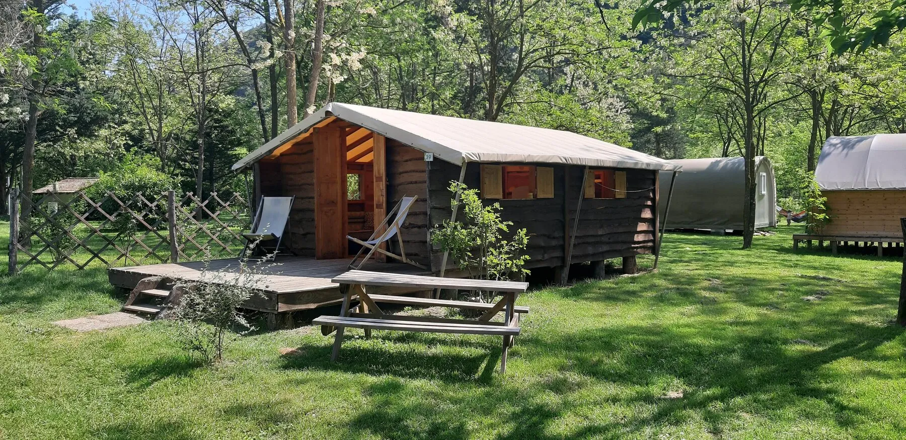 Die Trapperhütte auf ihrer Wiese
