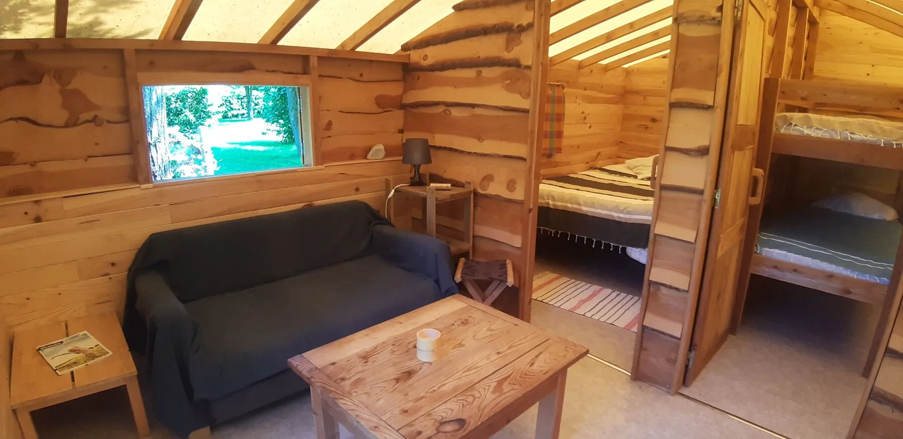 Die Sitzecke einer Trapperhütte