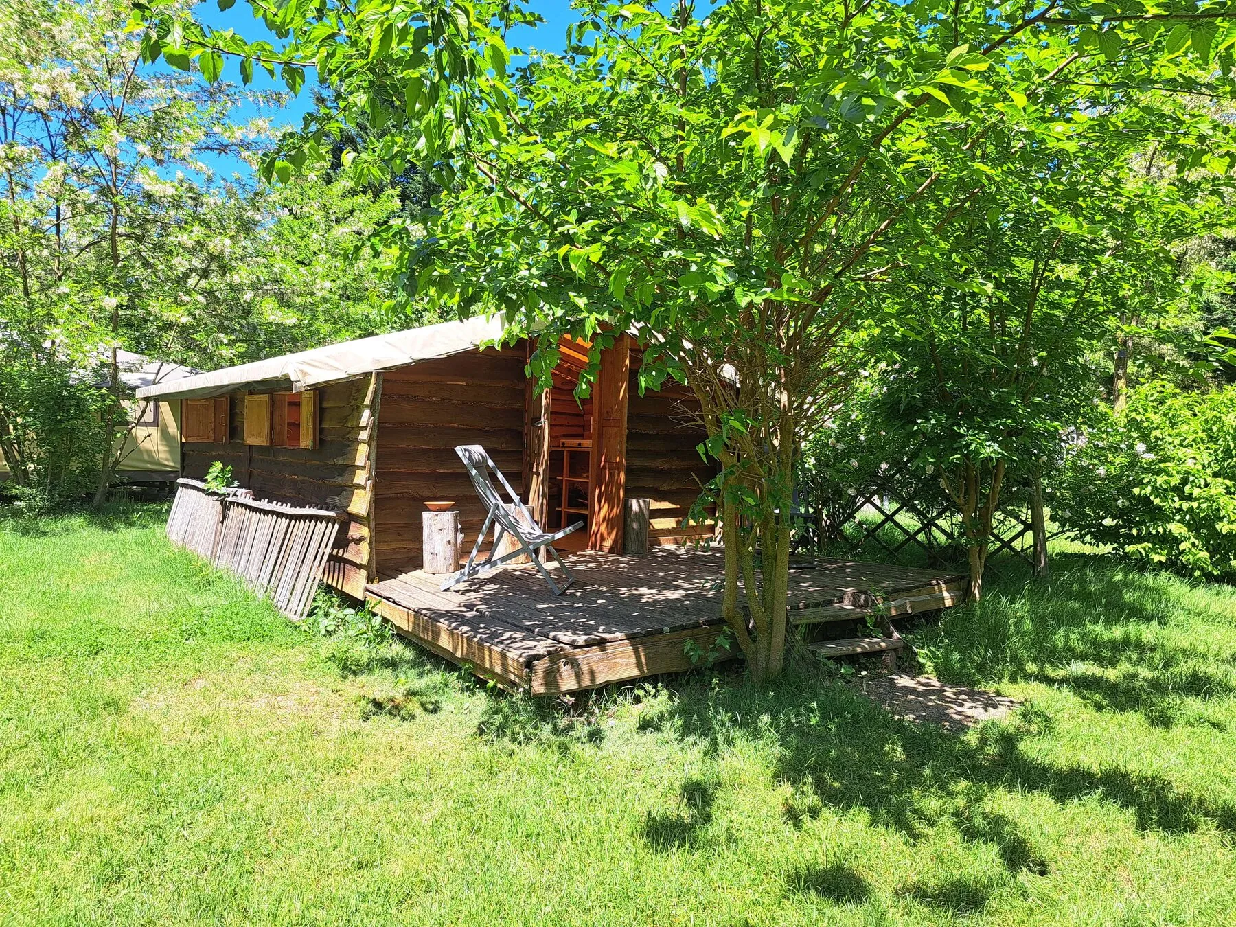 Die Terrasse der Trapperhütte und ihre Liegestühle