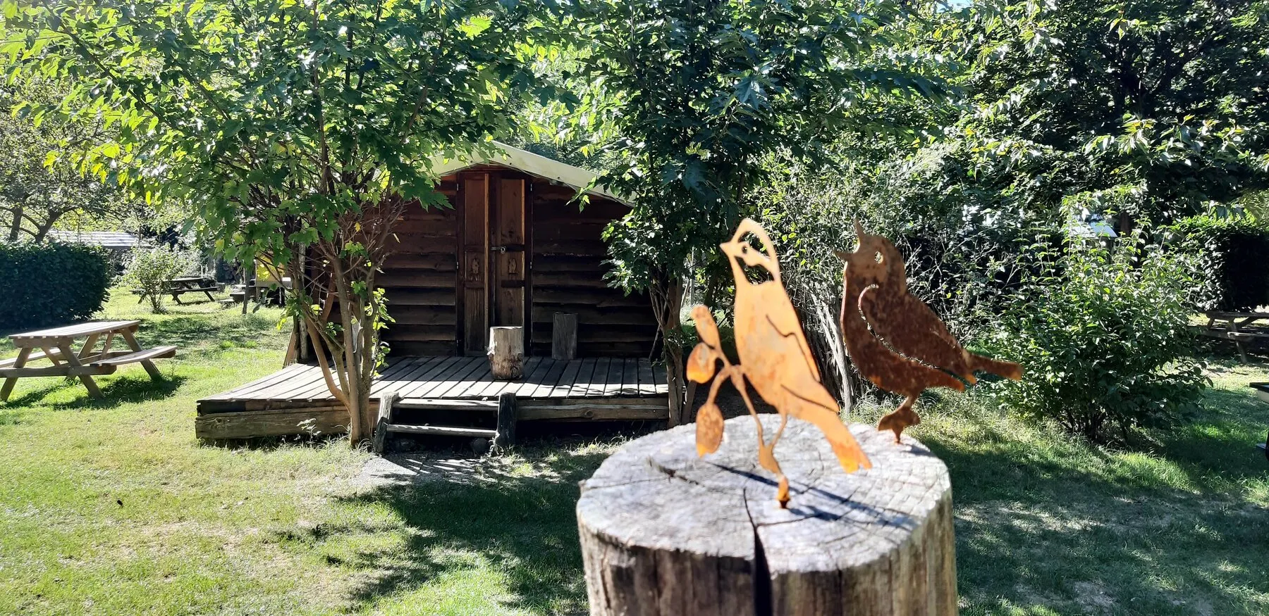 Die Trapperhütte, mit dem benachbarten Fass im Vordergrund