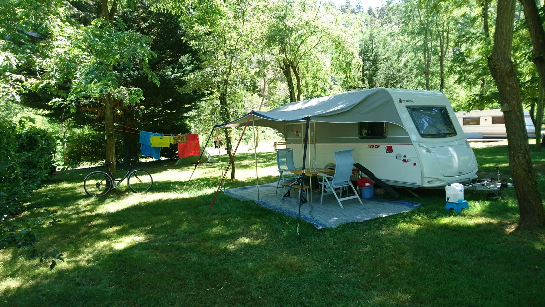 Ein Wohnwagen-Stellplatz auf dem Campingplatz Le Viaduc