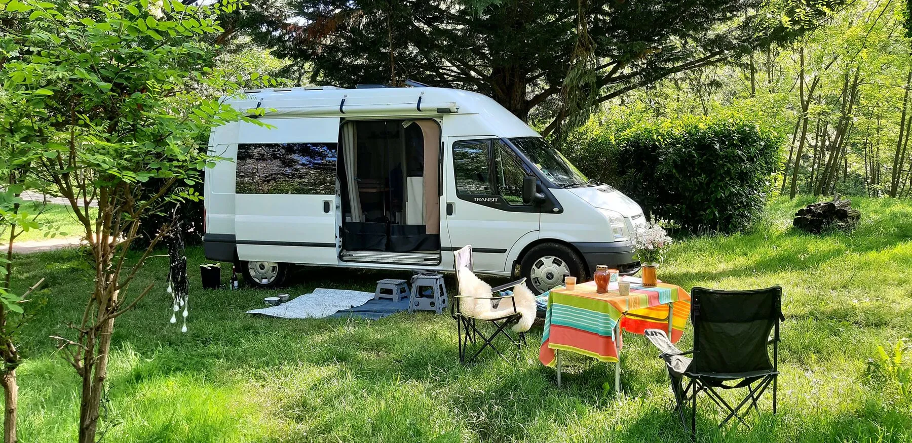Ein Kastenwagen auf seinem Stellplatz