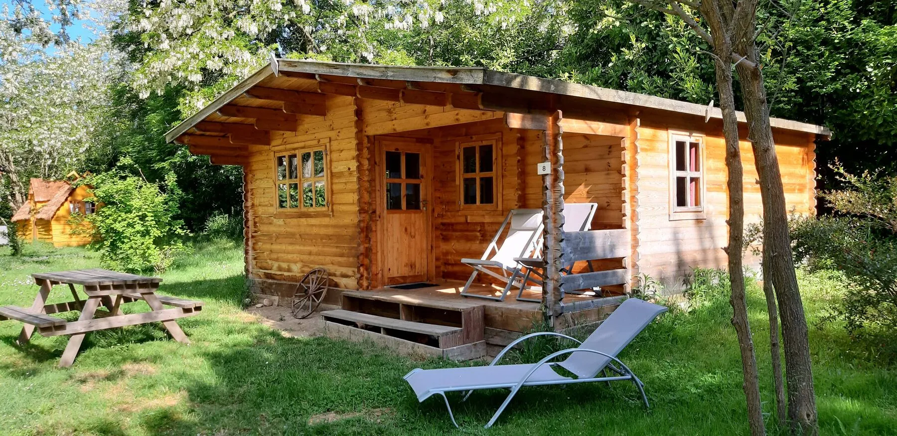 Das ganz aus Holz gebaute Ranch-Chalet und seine überdachte Terrasse