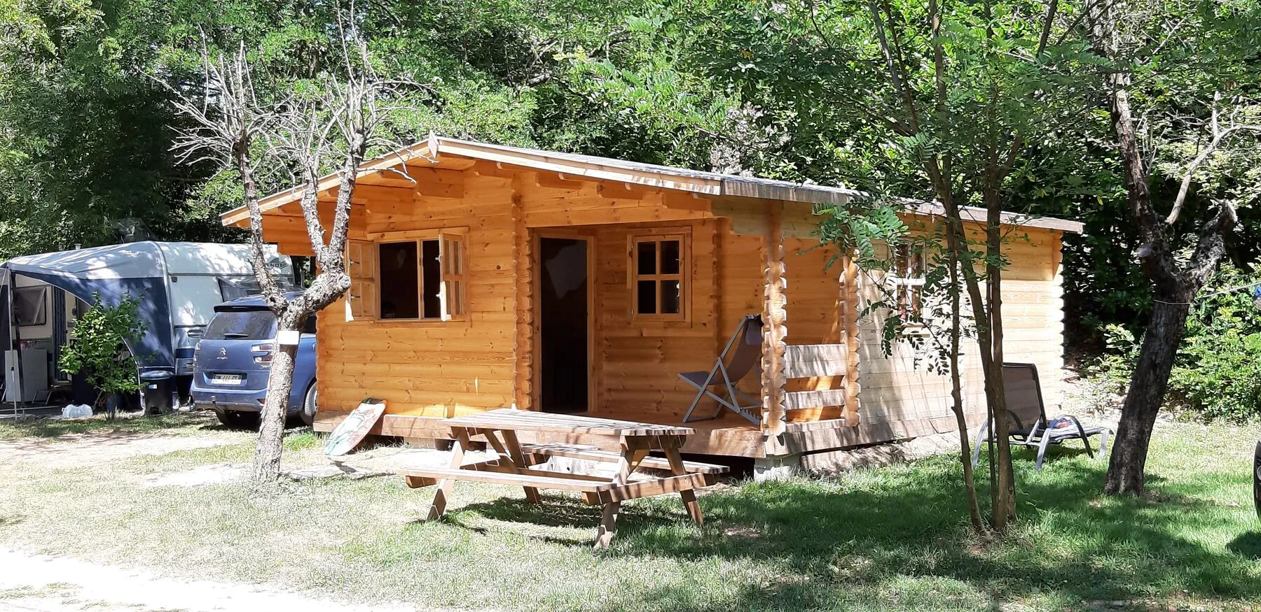 Das Ranch-Chalet vom Campingplatz aus gesehen