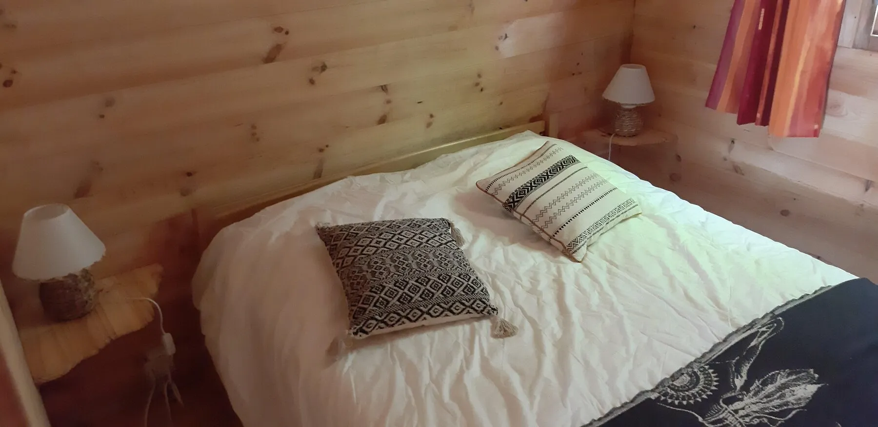 Ein Schlafzimmer des Ranch-Chalets mit seinem Doppelbett