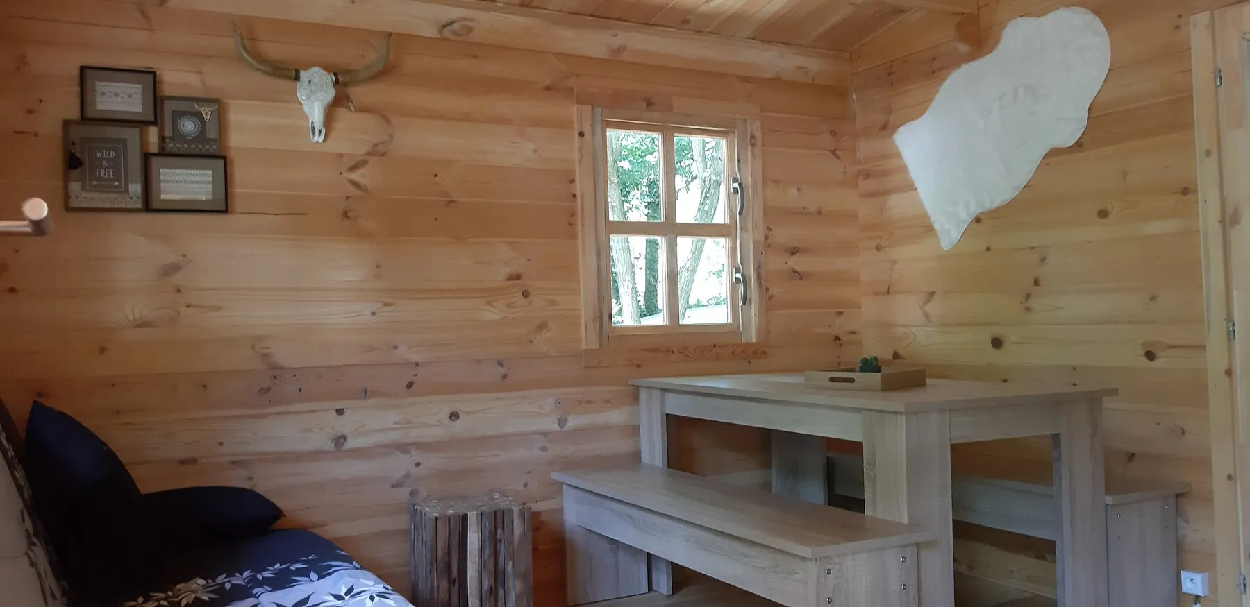 Die Essecke des Ranch-Chalets, unter dem Fenster