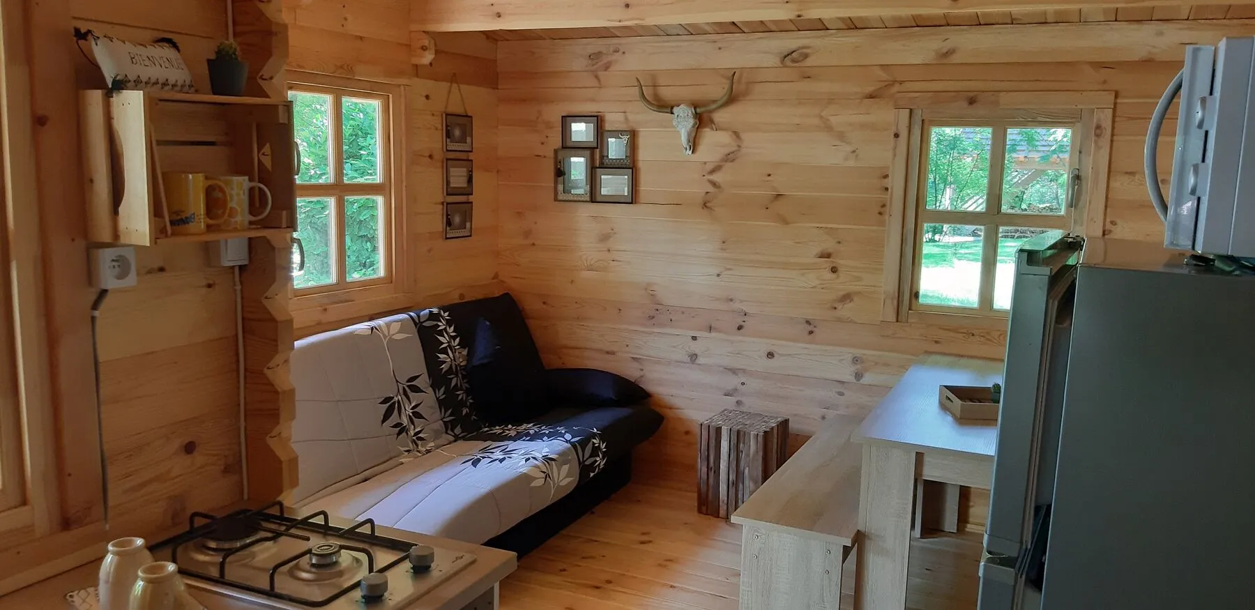 Der Wohnraum des Ranch-Chalets und seine Einrichtung im Stil des Wilden Westens