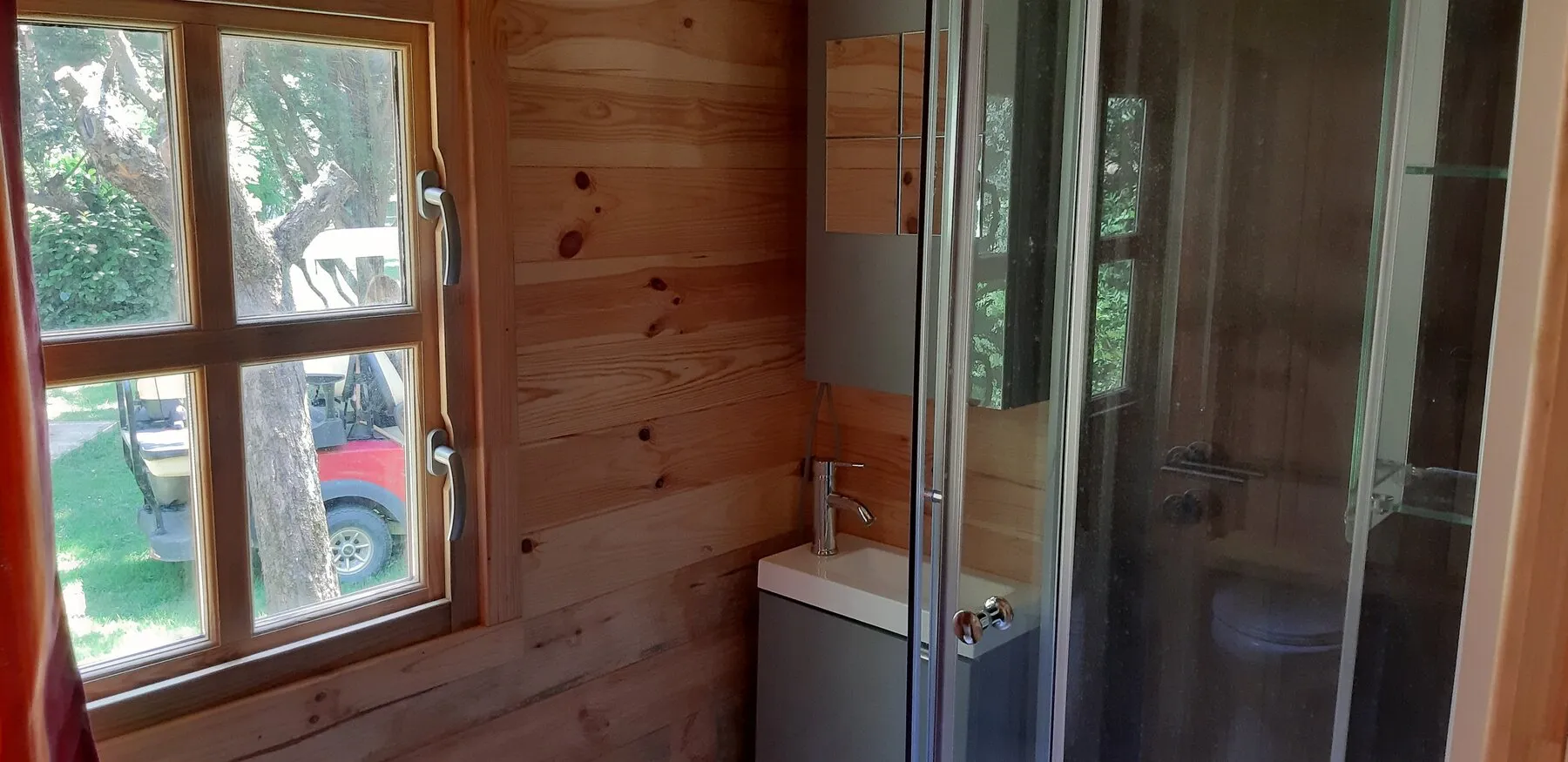Der Wohnraum des Ranch-Chalets und sein großes Fenster