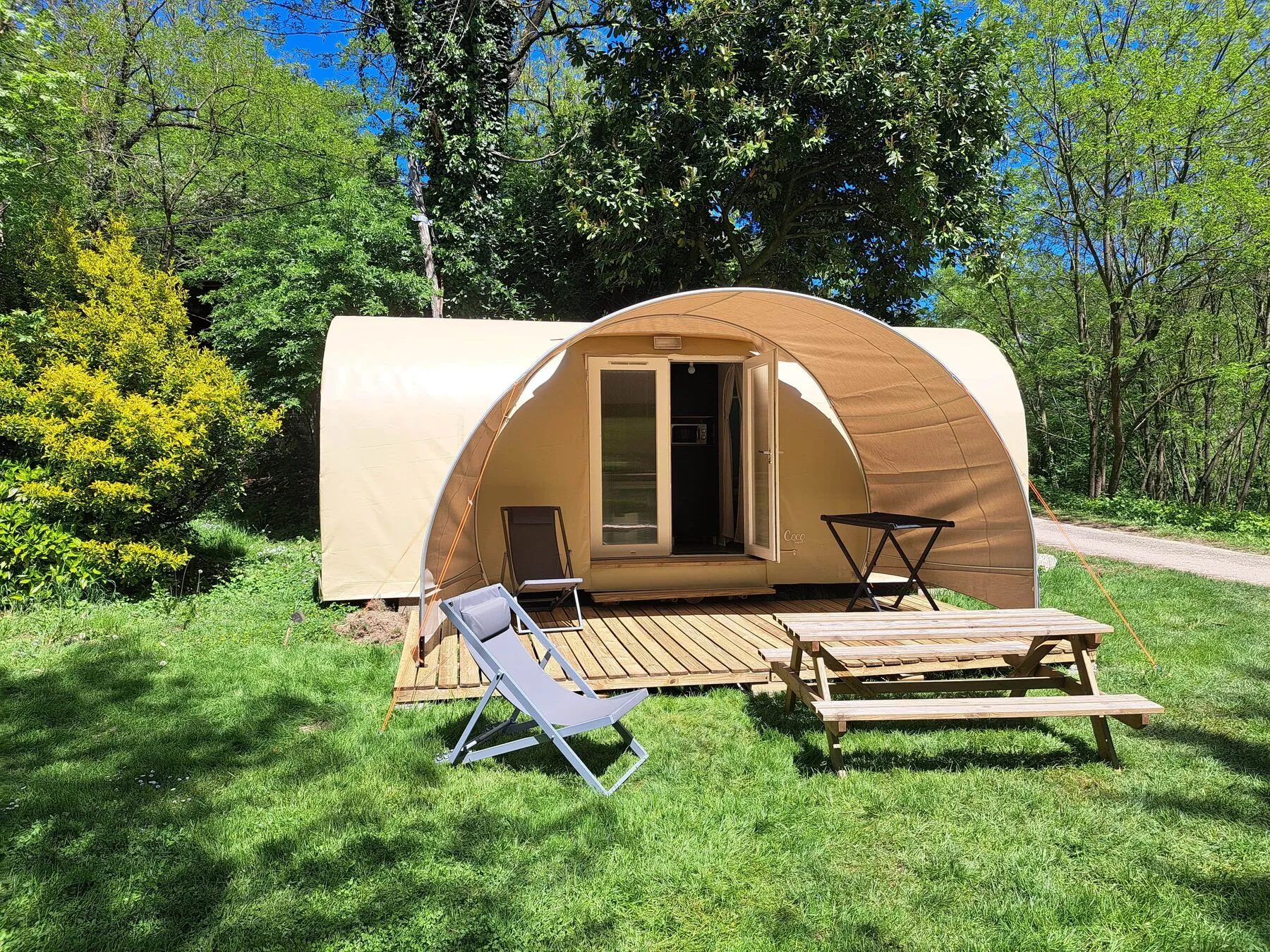 Ein Coco Sweet und seine Holzterrasse