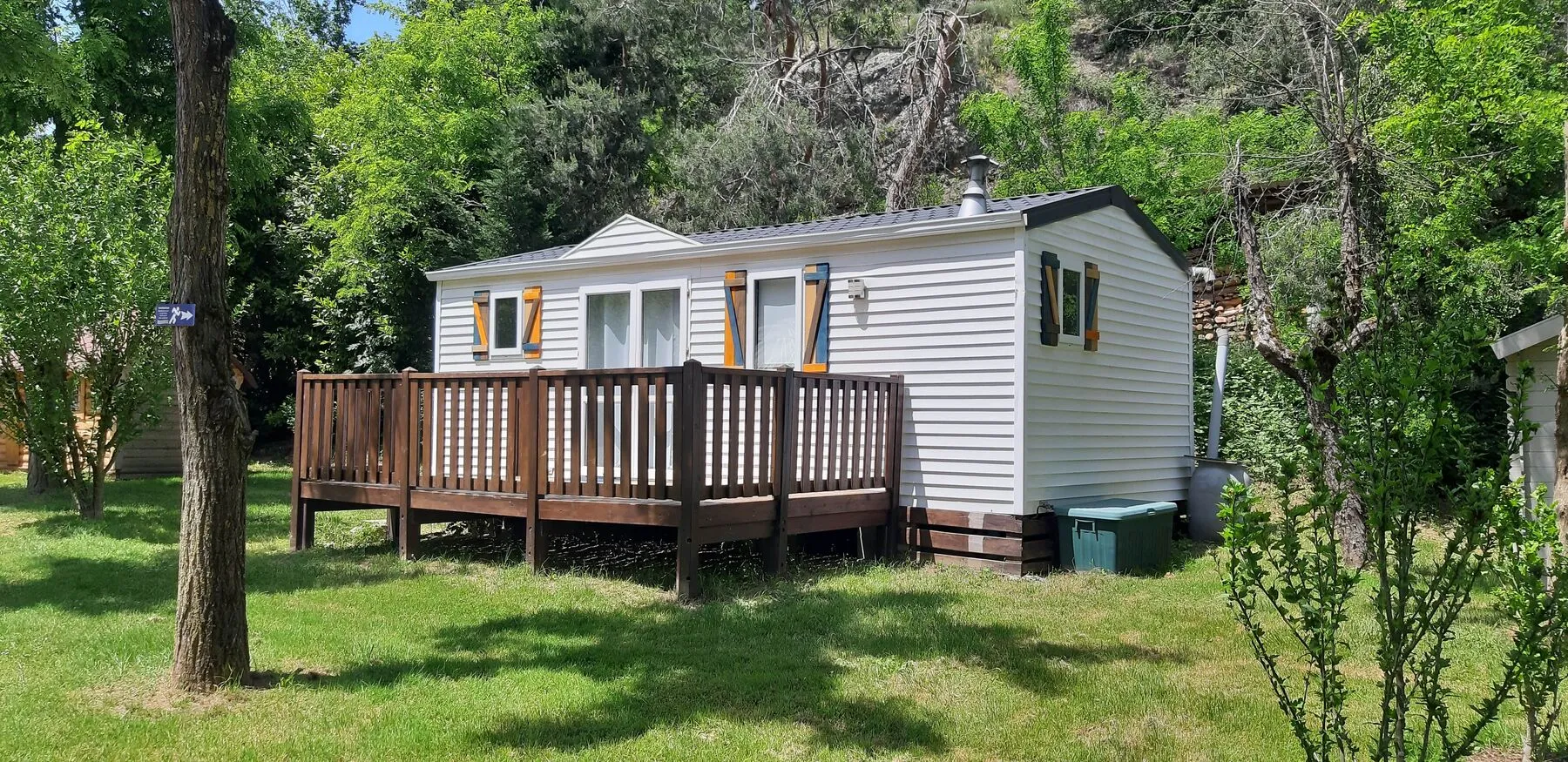 Das Cottage Flower und seine erhöhte Holzterrasse