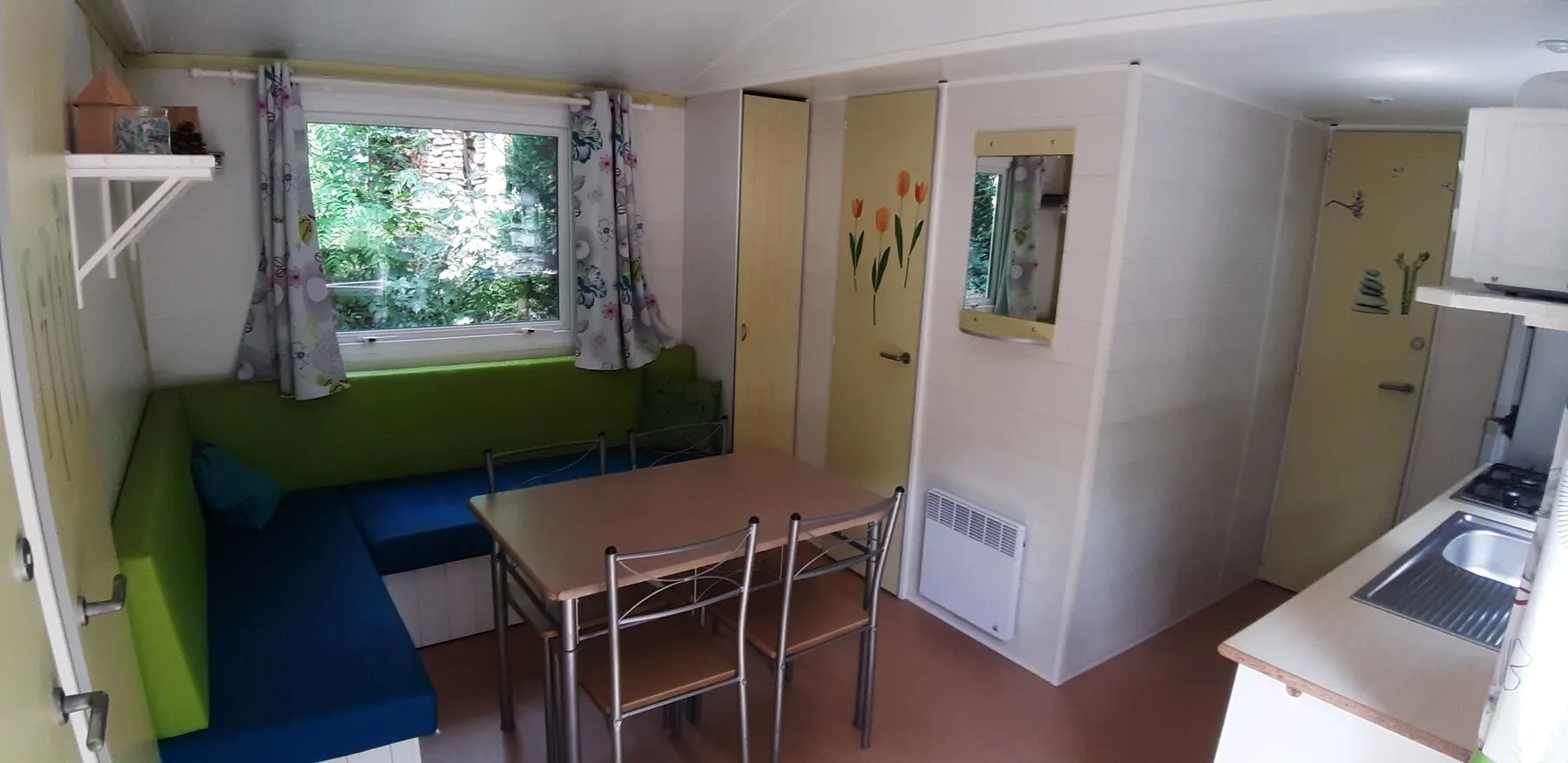 Der Wohnraum des Cottage Flower mit seinem Schlafsofa