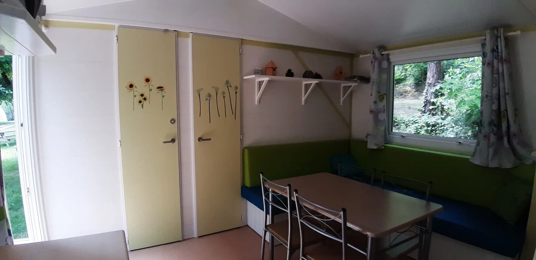 Der Wohnraum des Cottage Flower und seine Sitzbank