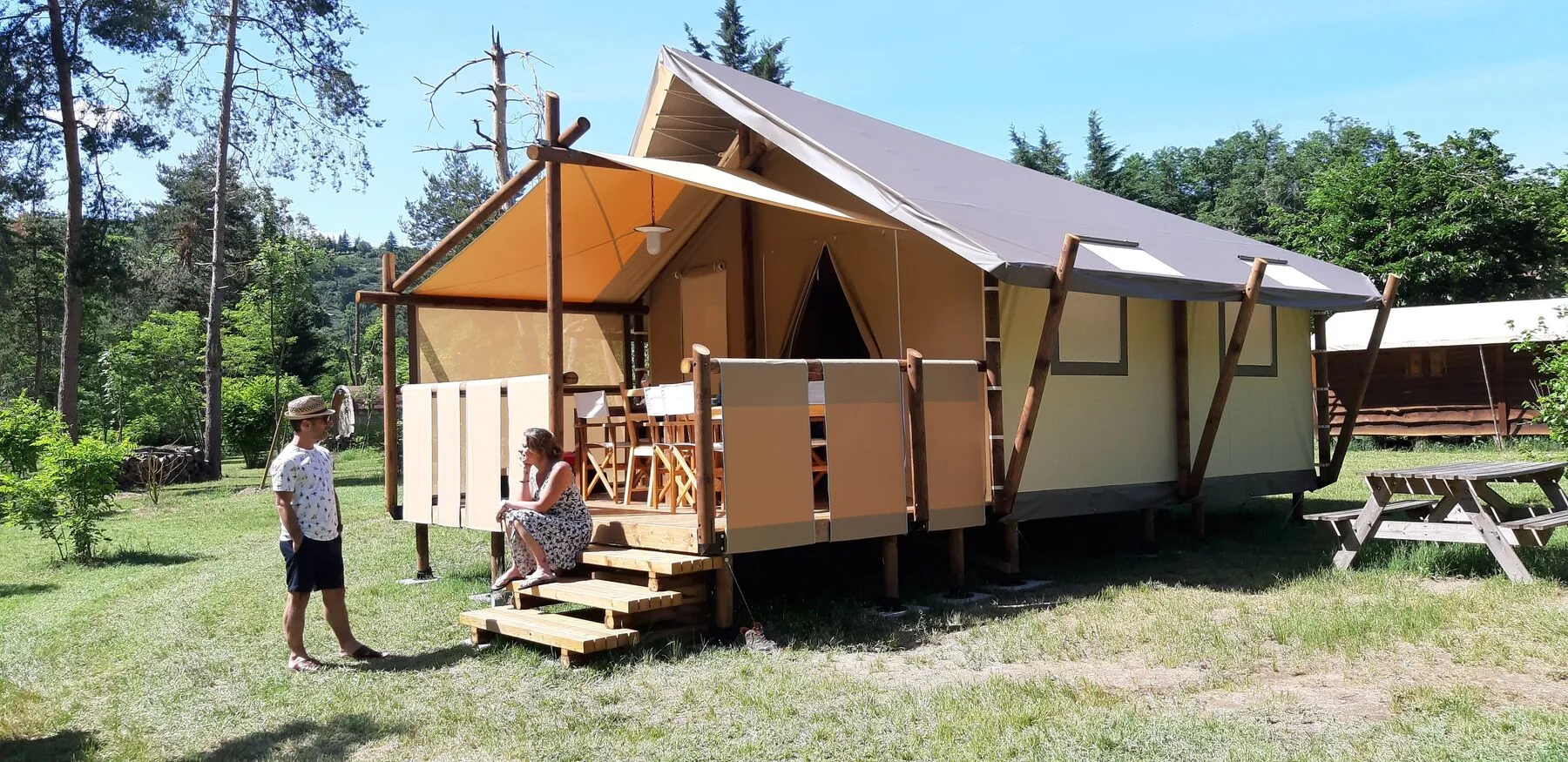 Die Jungle Lodge auf Stelzen und ihre schlanke Silhouette