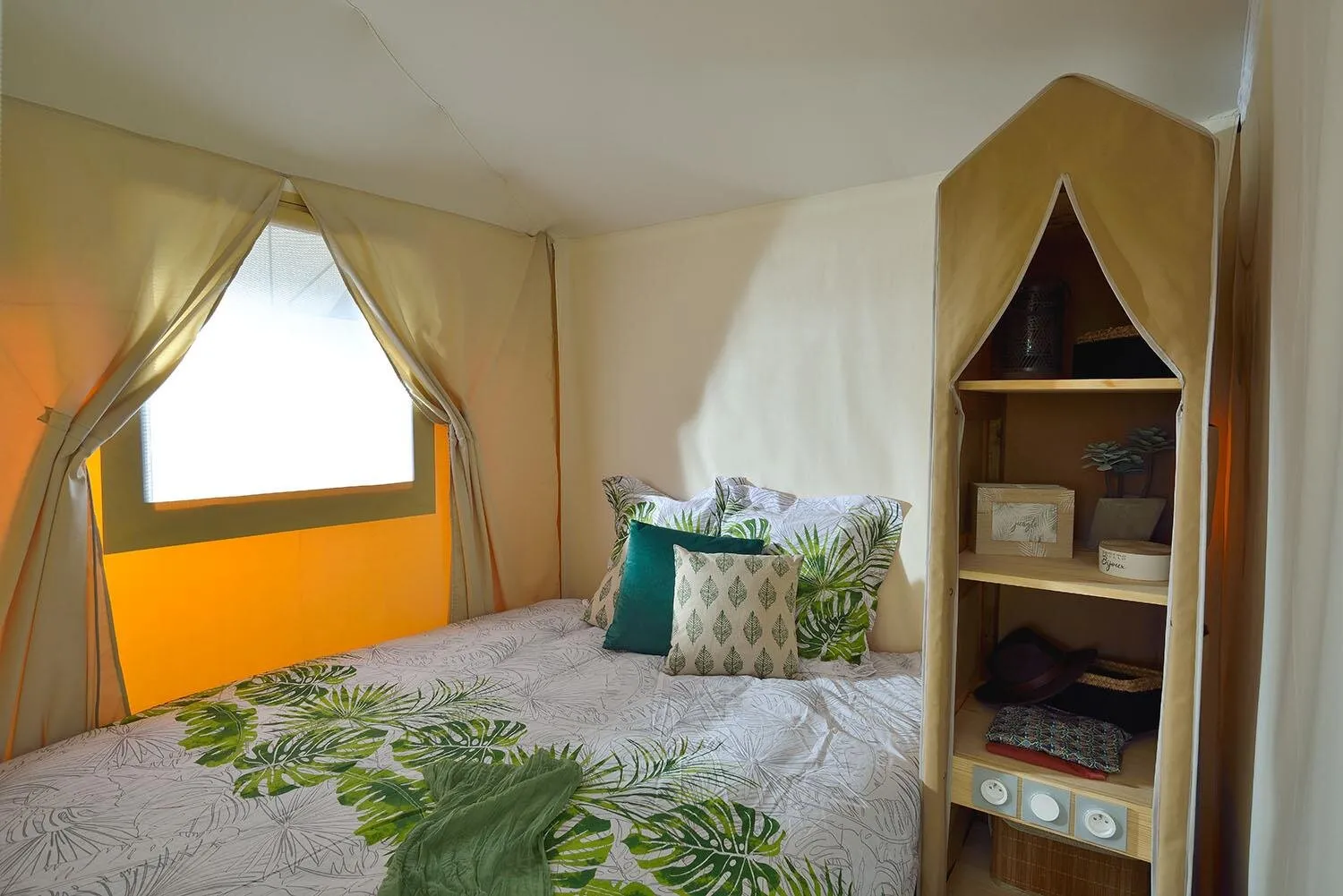 Ein Schlafzimmer der Jungle Lodge