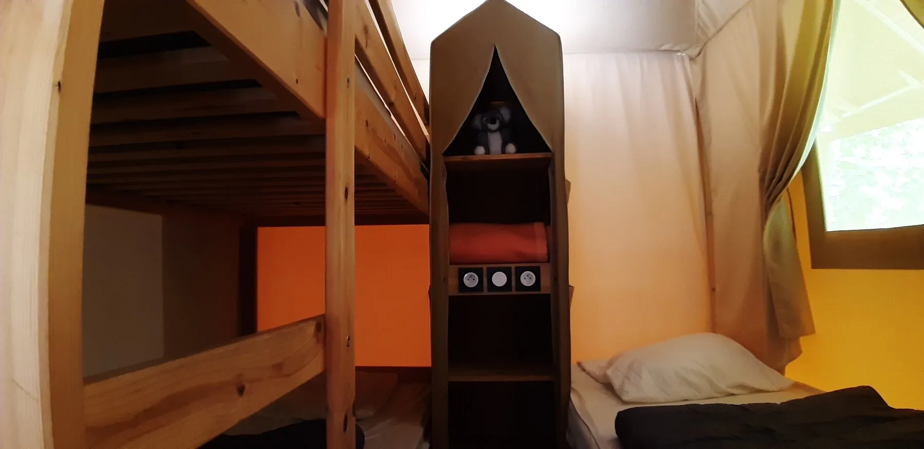 Die Schlafecke der Jungle Lodge mit ihrem Etagenbett