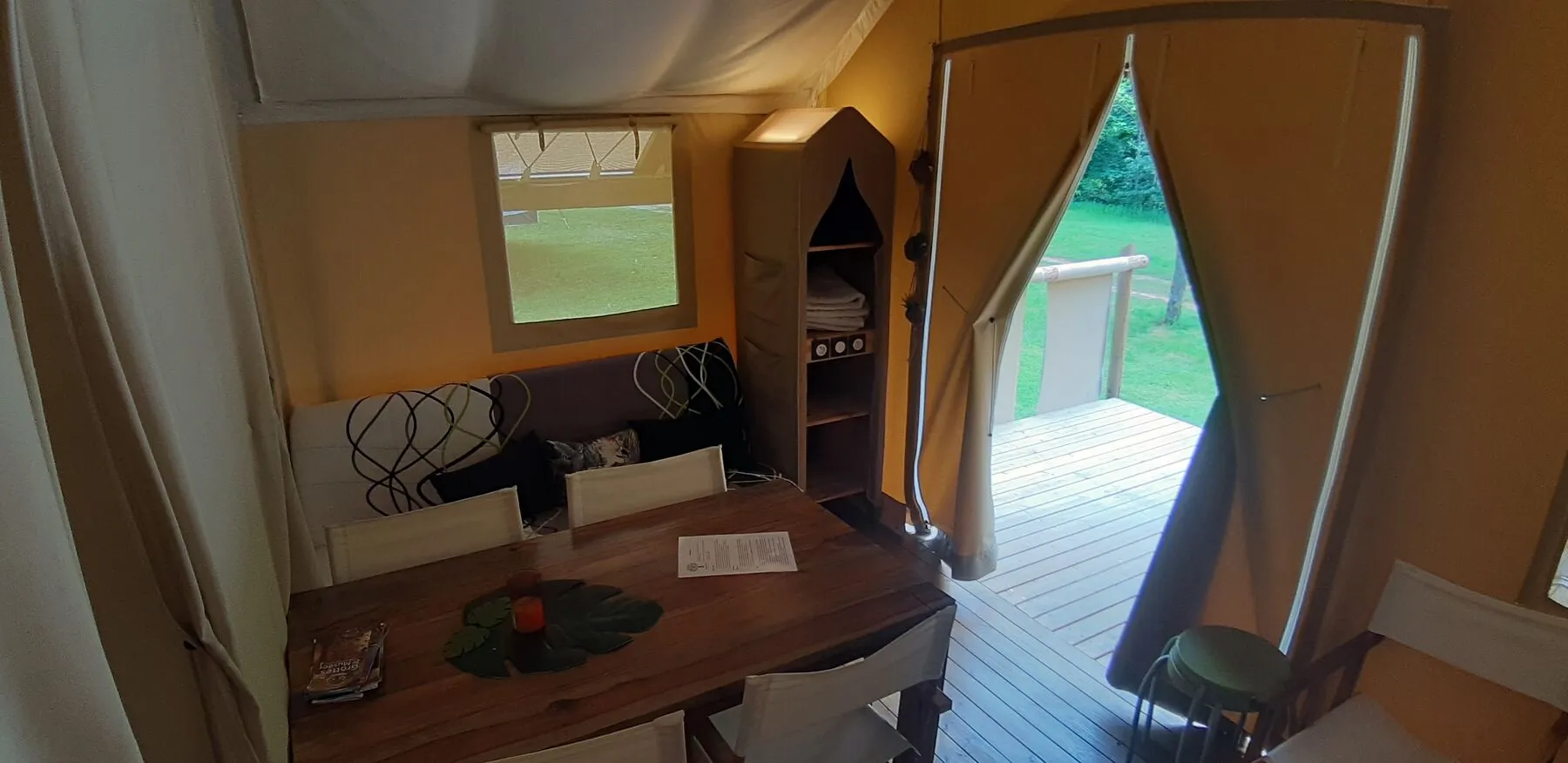 Der Wohnraum der Jungle Lodge, weit zur Natur geöffnet