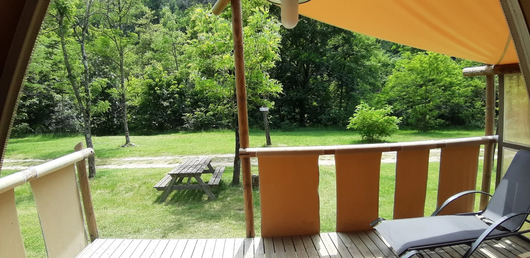 Die überdachte Terrasse der Jungle Lodge und ihre Liegestühle