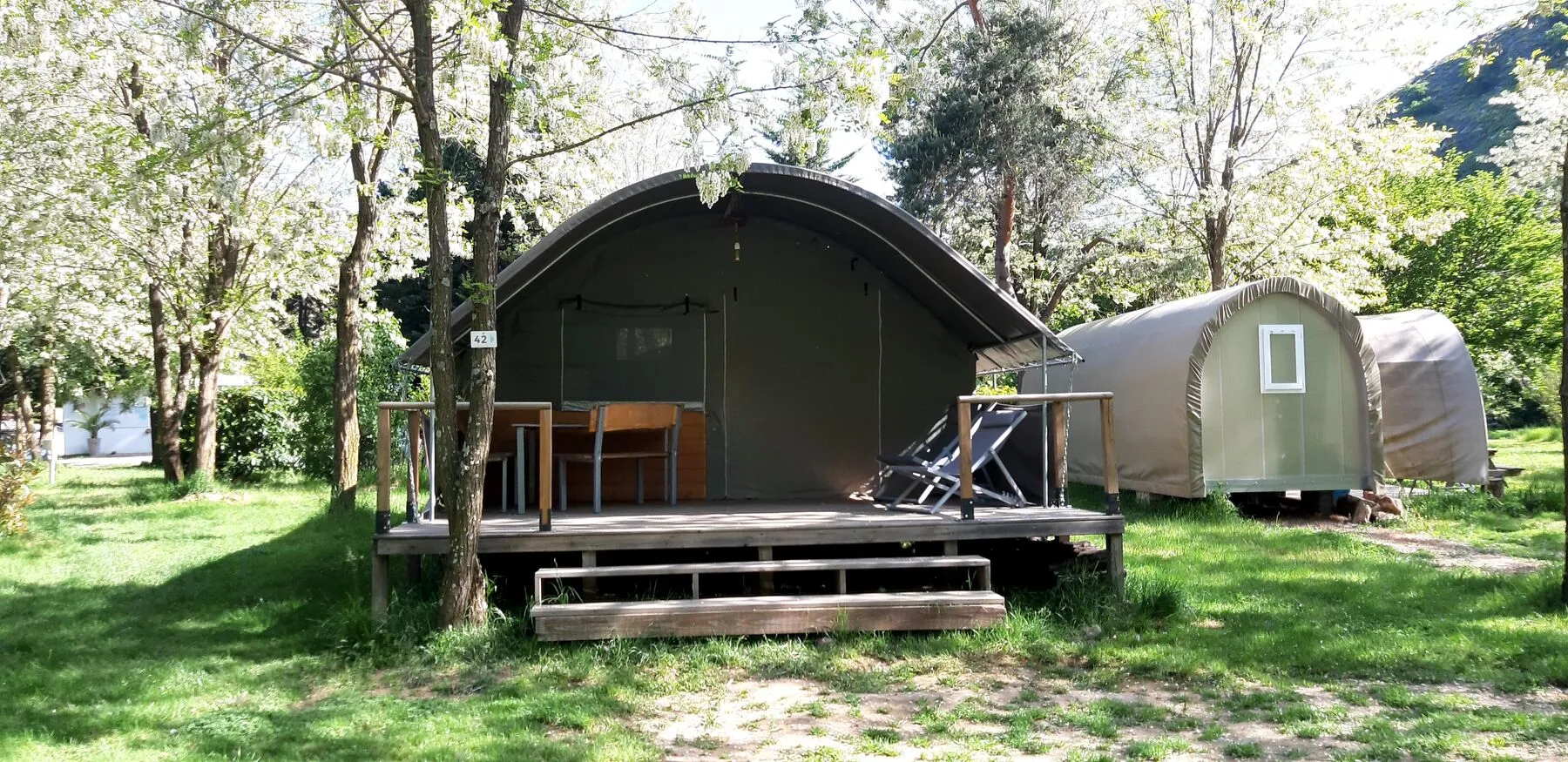 Die Safari-Lodge KIBO auf ihrem Platz mit Blick auf den Berg