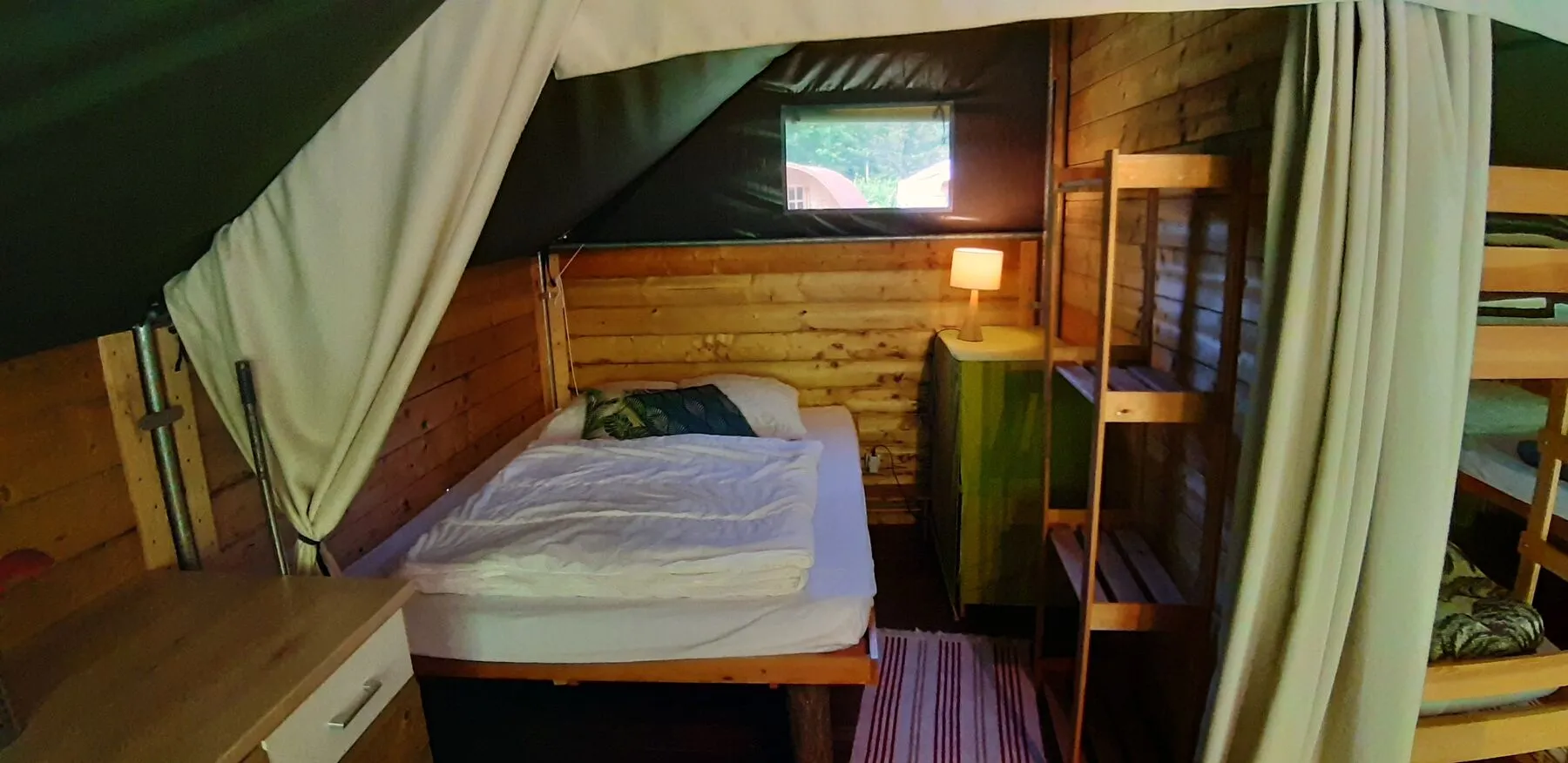 Das Elternschlafzimmer der Safari-Lodge KIBO