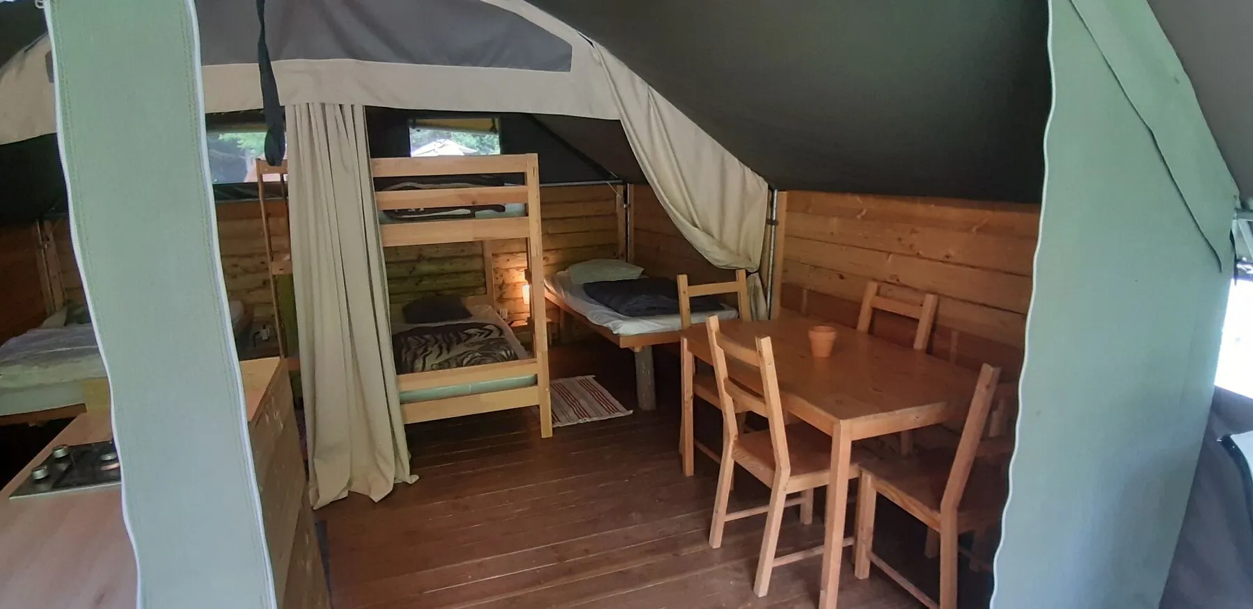 Die Essecke der Safari-Lodge KIBO