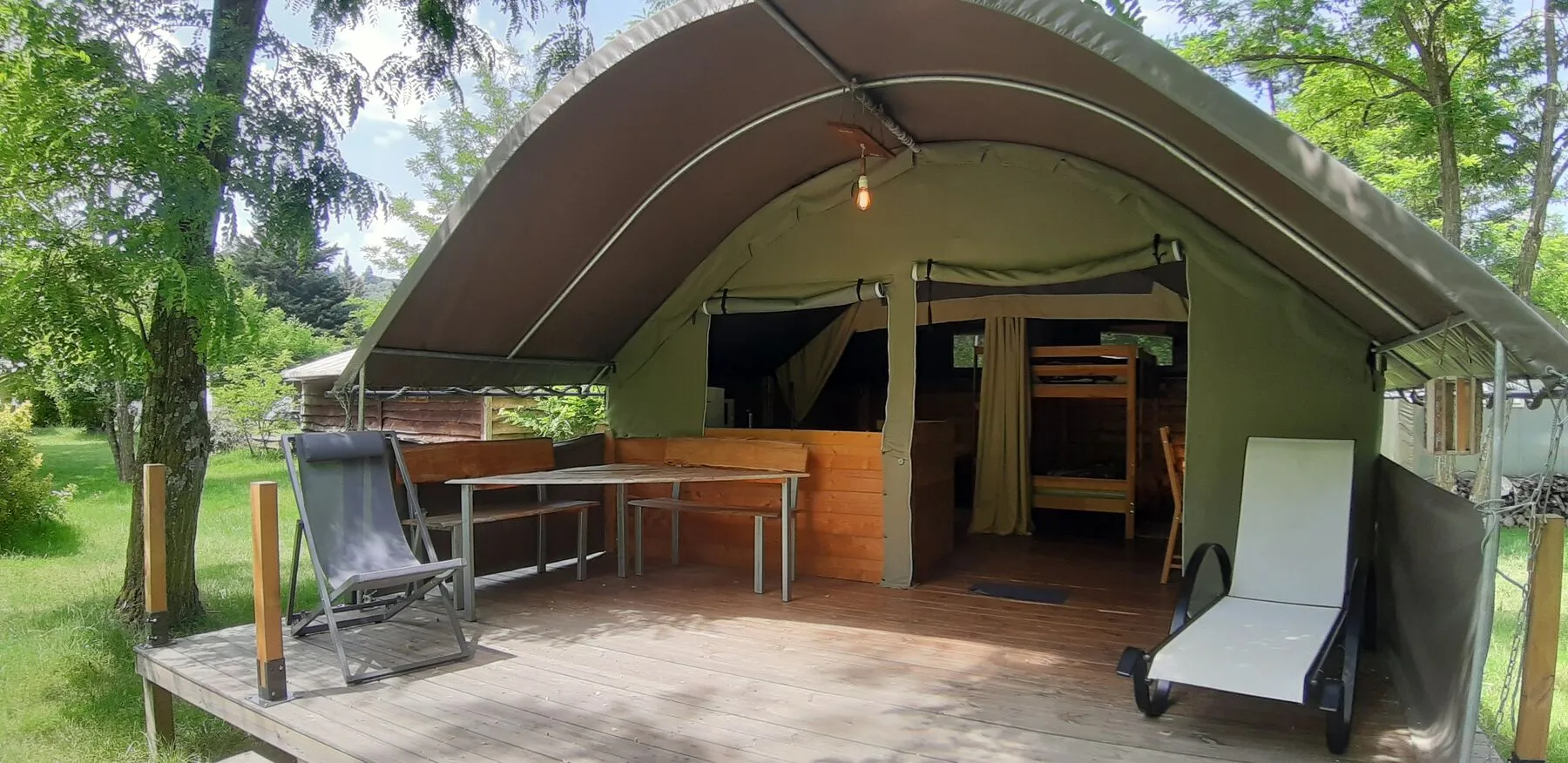 Die teilweise überdachte Terrasse der Safari-Lodge KIBO