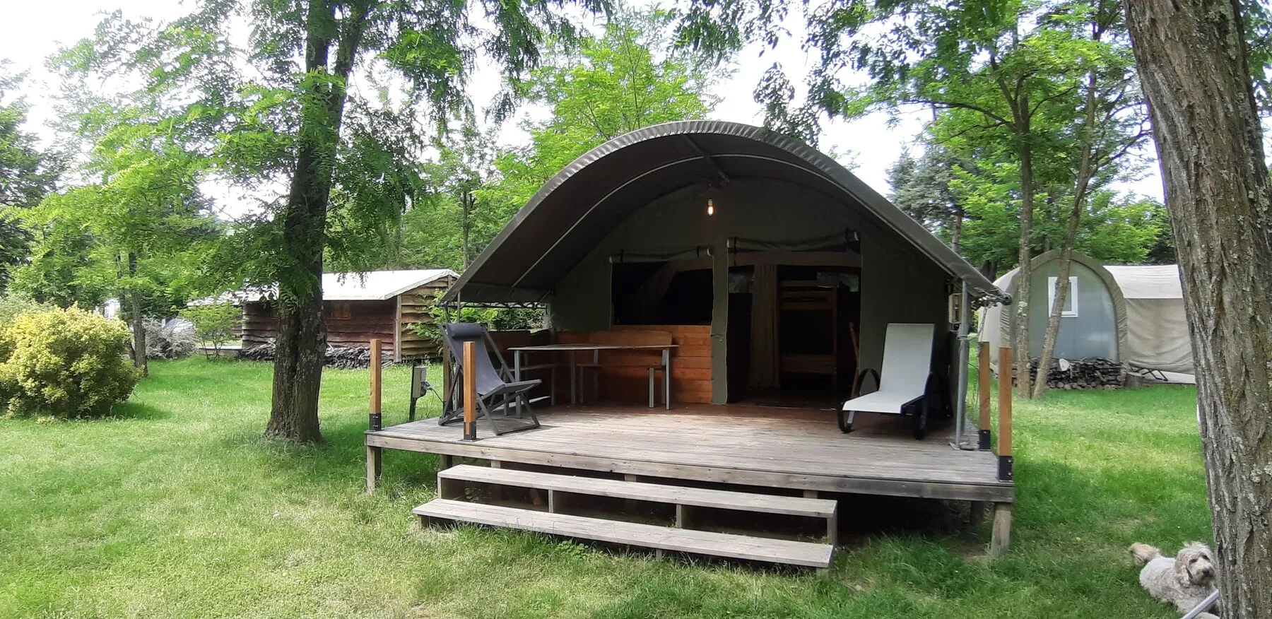 Die Safari-Lodge KIBO und ihre große Holzterrasse
