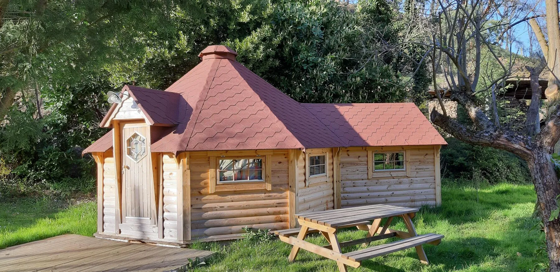 Die finnische Kota, ein sechseckiges Chalet aus Halbstämmen