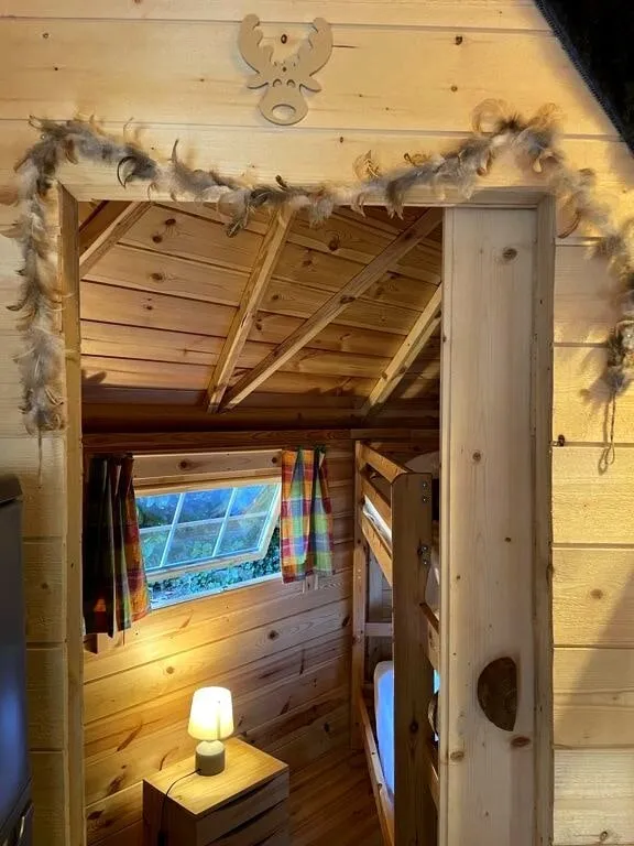 Das ganz aus Holz gefertigte Innere der finnischen Kota