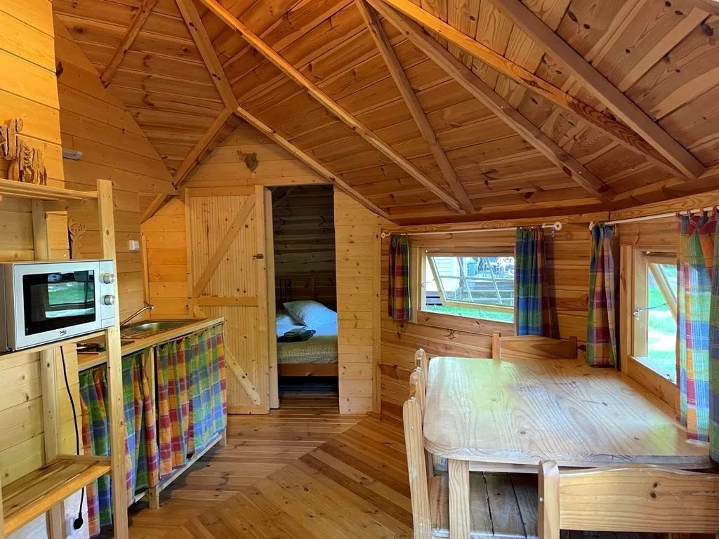 Wohnraum und Küche der finnischen Kota