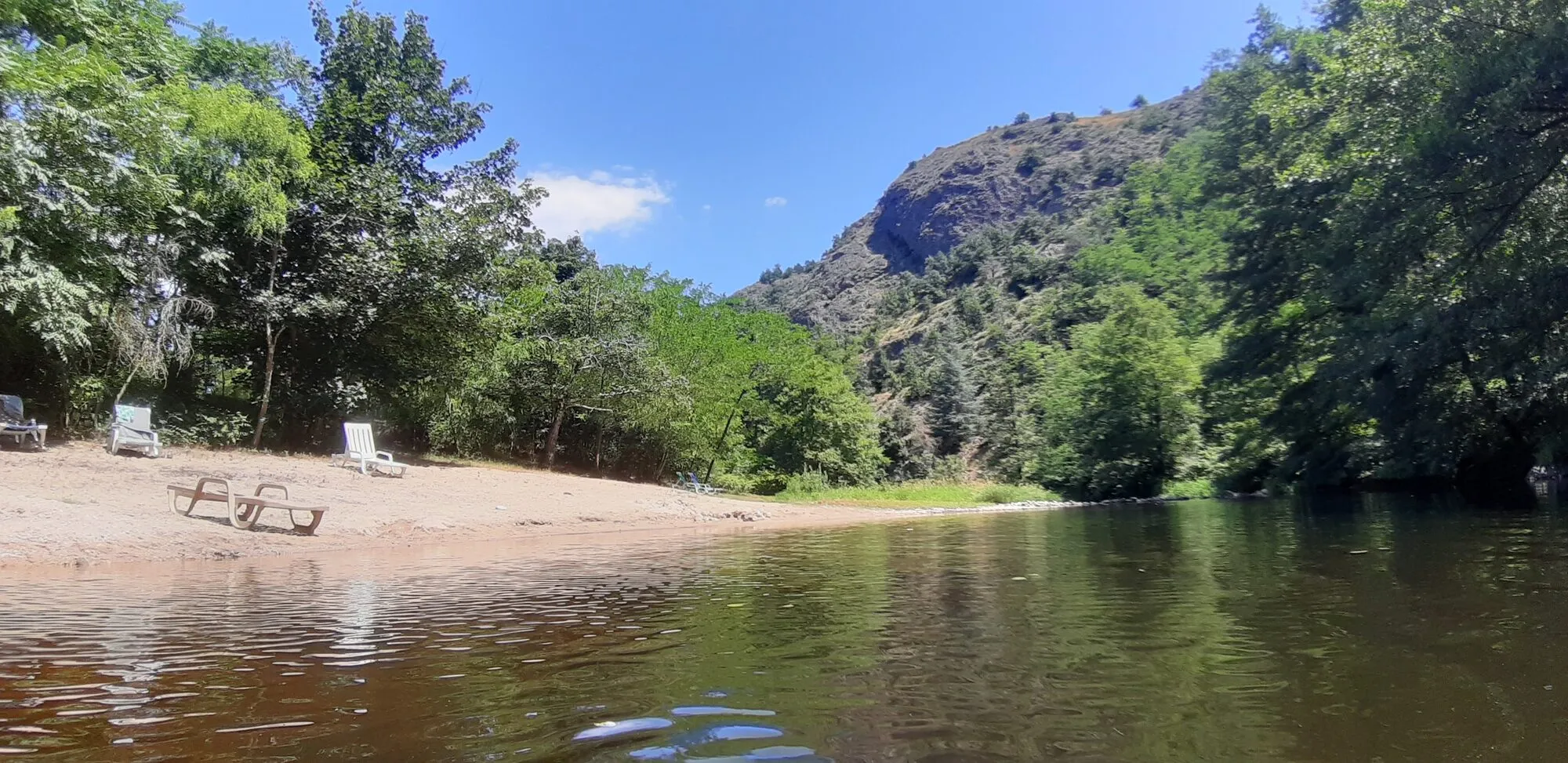 Der Strand von Le Viaduc, am Ufer des Flusses