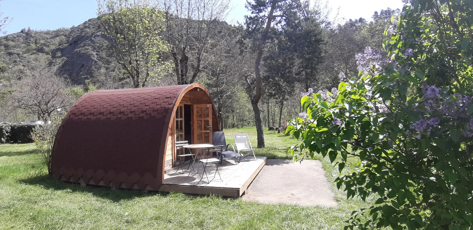 Der Pod, ein kleiner Holzkokon zwischen hohen Bäumen