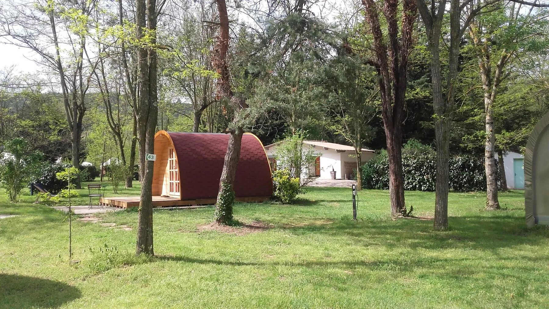 Die Pods in einer Reihe auf der Wiese des Campingplatzes