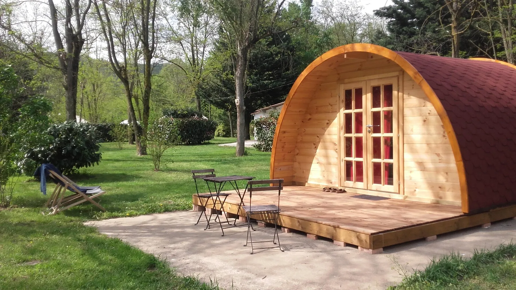 Der hölzerne Pod und seine kleine Terrasse