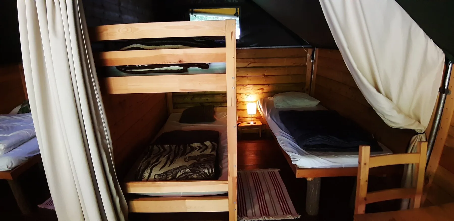 Die Schlafecke der Safari-Lodge KIBO und ihr Etagenbett