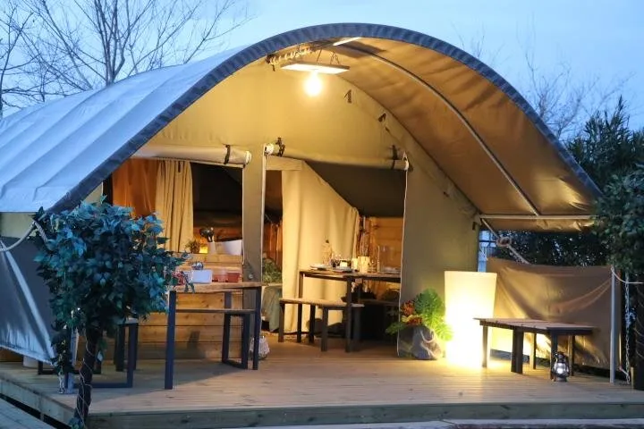 Der Wohnraum der Safari-Lodge KIBO, mit Tisch und Küchenecke