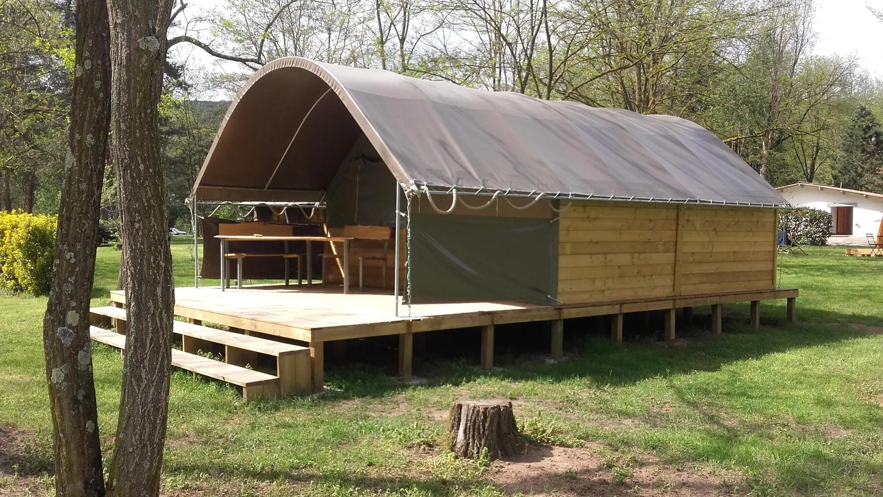 Die Safari-Lodge KIBO und ihre Holzterrasse