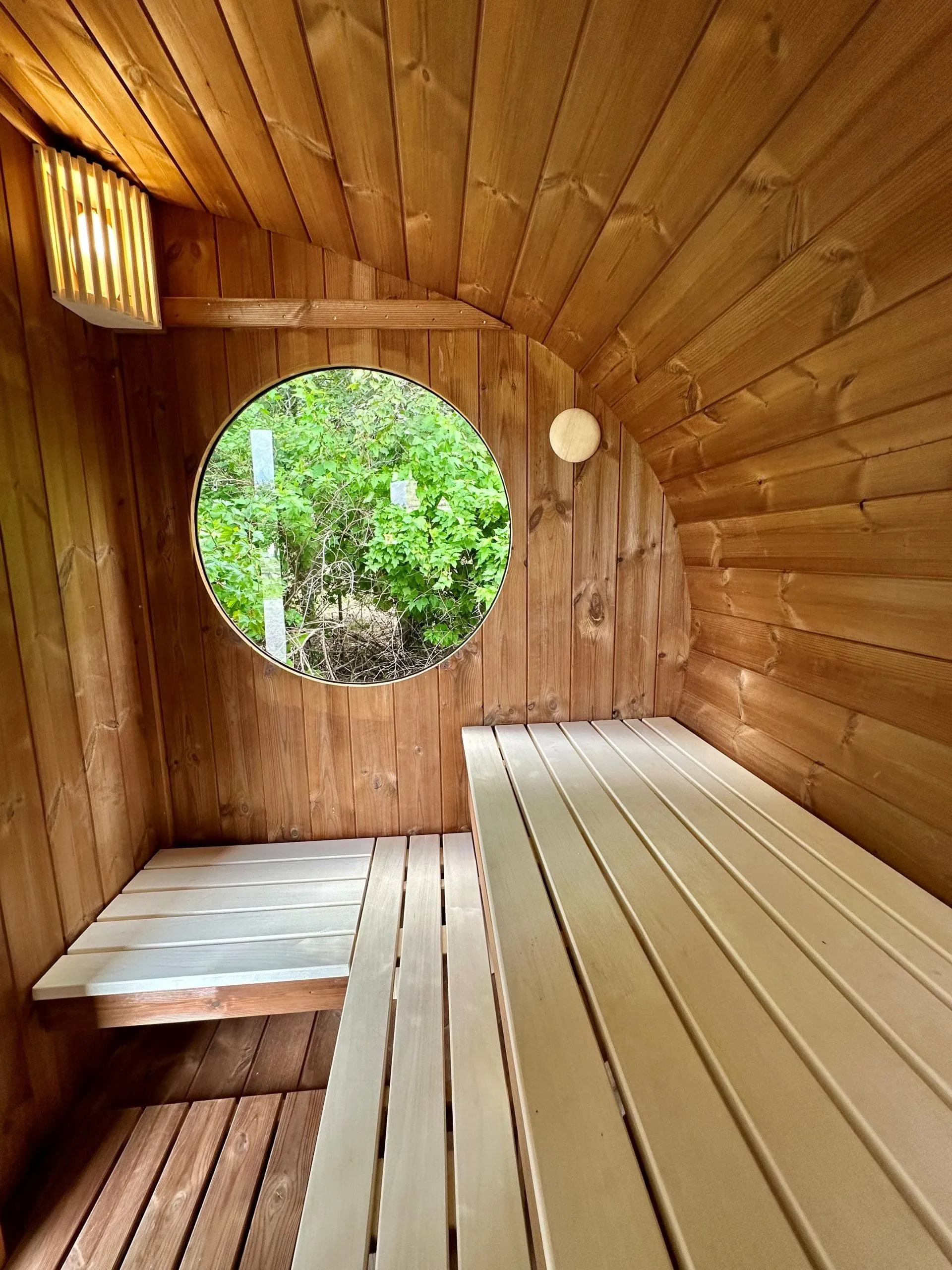 Die Sauna mit ihrem Bullauge zum Grünen hin