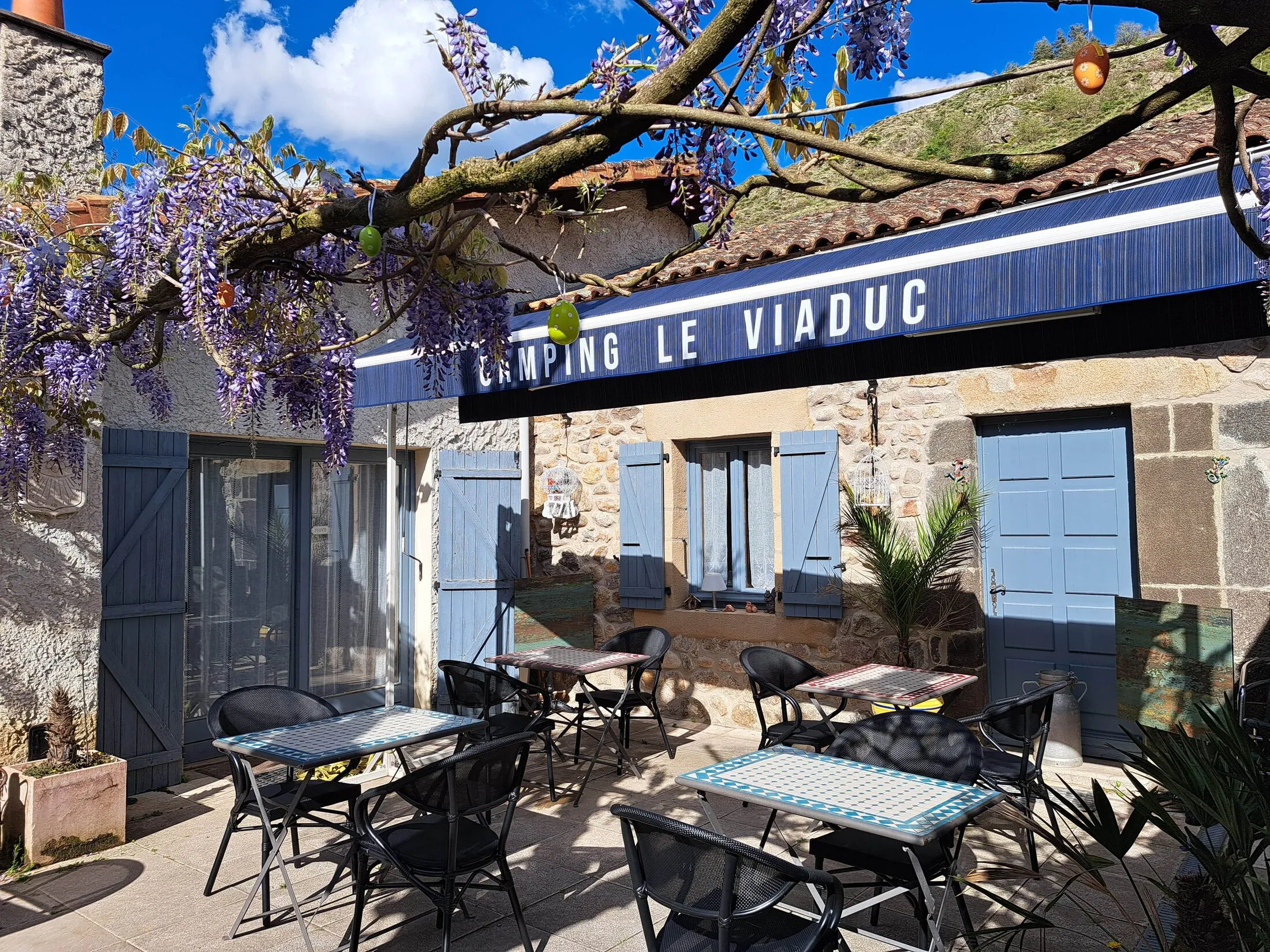 Die überdachte Terrasse des Restaurants, mit Blick auf den Fluss