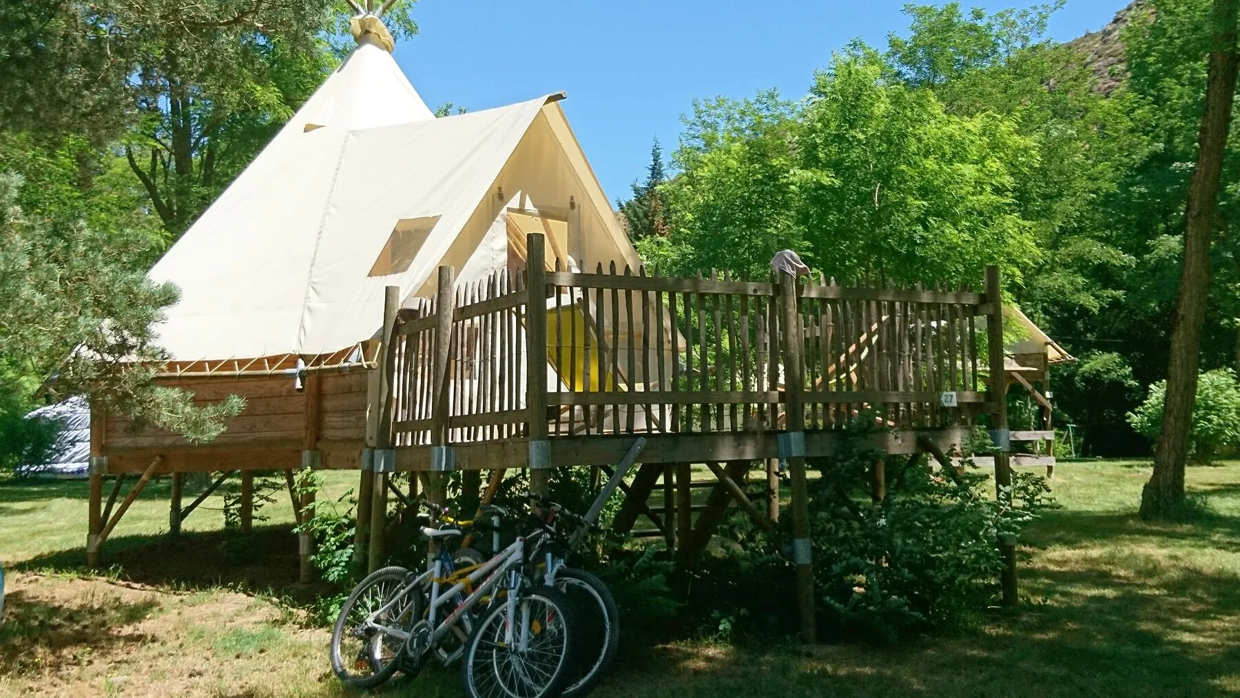 Eine Tipi-Hütte auf Stelzen, 1,50 m über dem Boden
